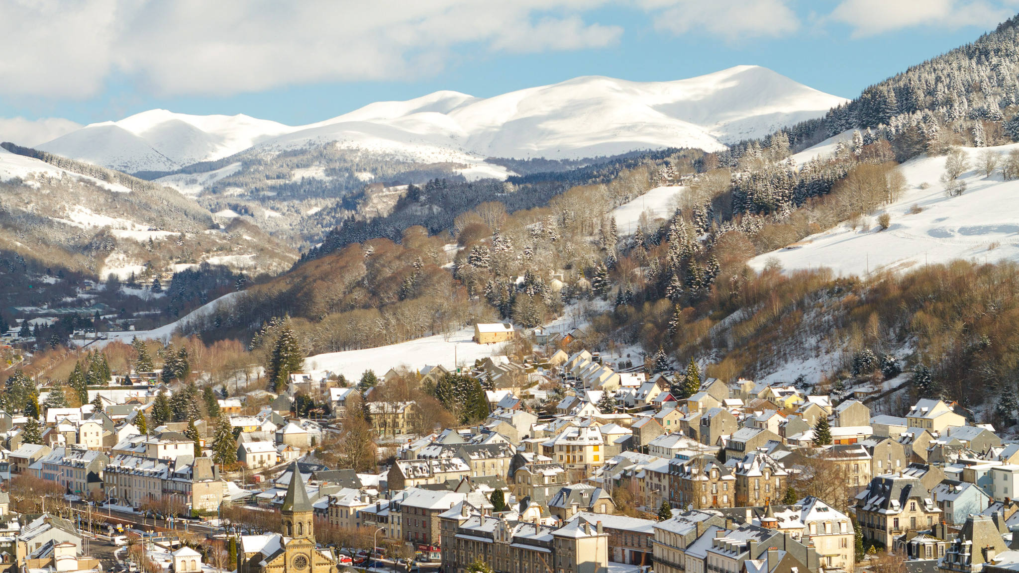 La Bourboule ennneigée et le Massif du Sancy enneigée