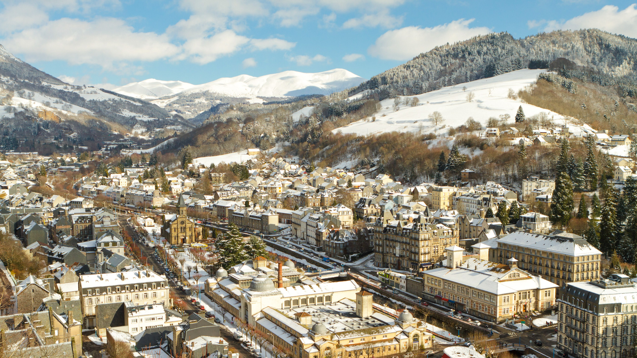 Les Monts Dore enneigés dominant la Ville de la Bourboule