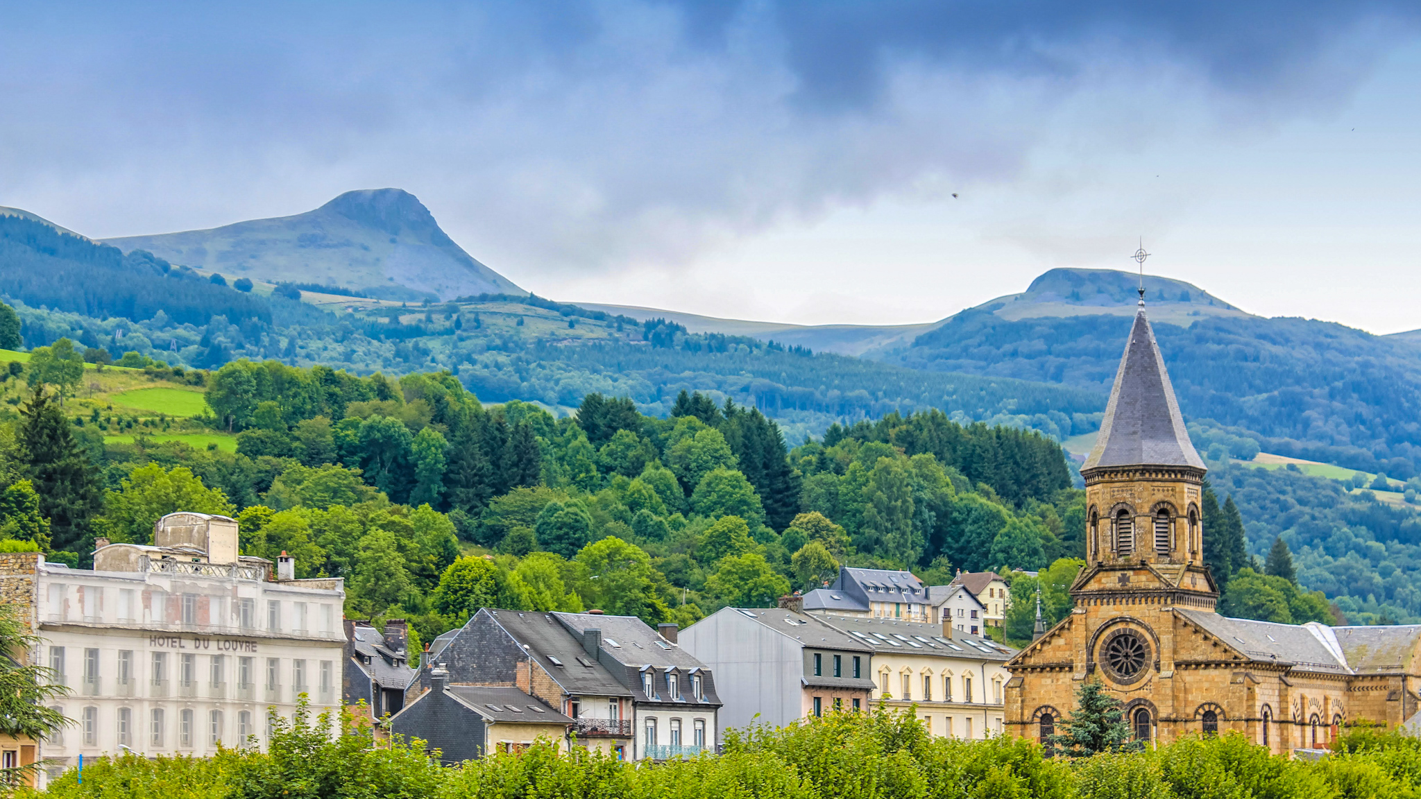 le Bourboule, centre ville de la ville de la Bourboule et belle vue sur la Banne d'Ordanche et le Puy Gros