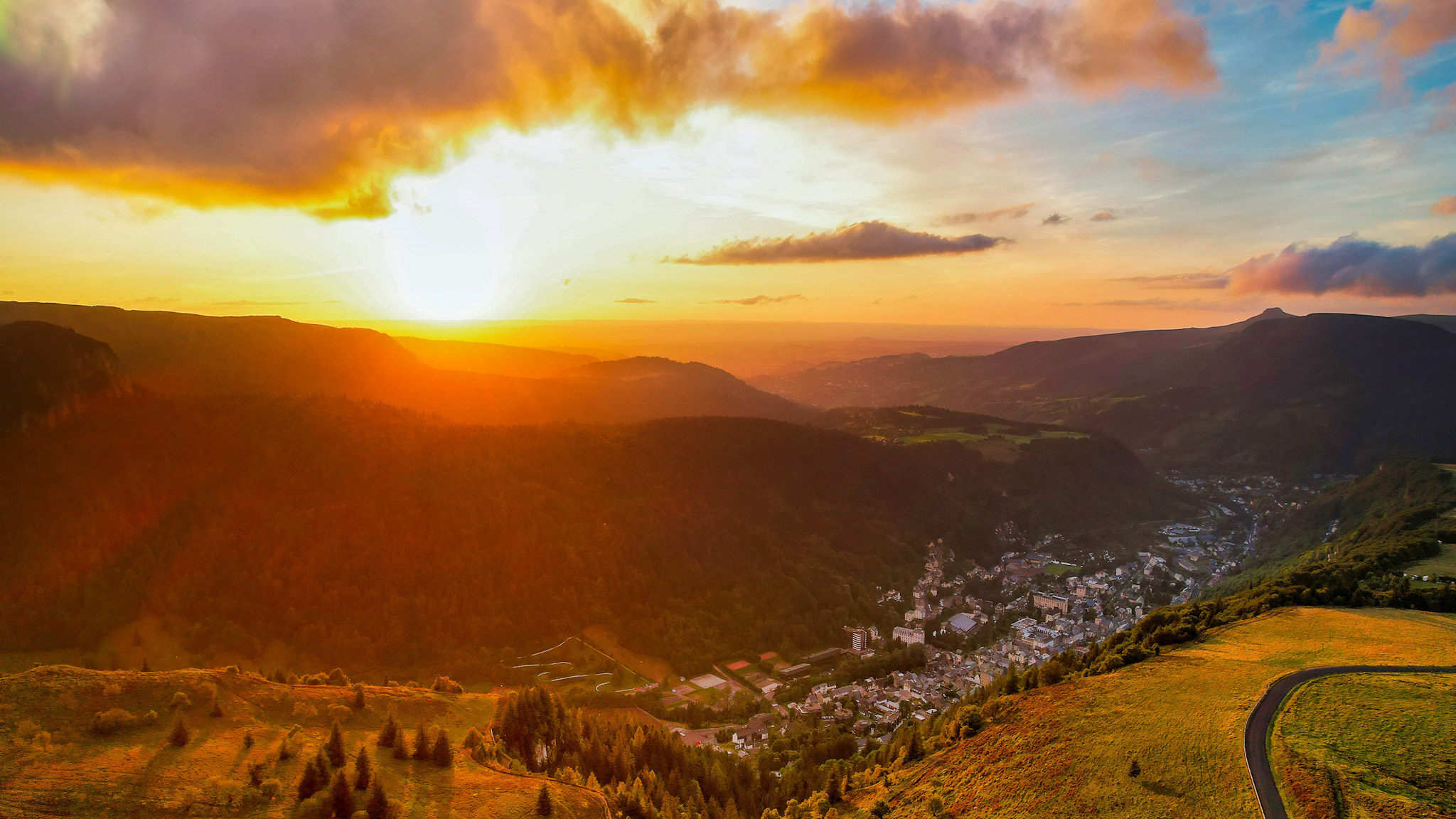 Massif du Sancy en Automne, Le Mont Dore, coucher de soleil sur le Mont Dore
