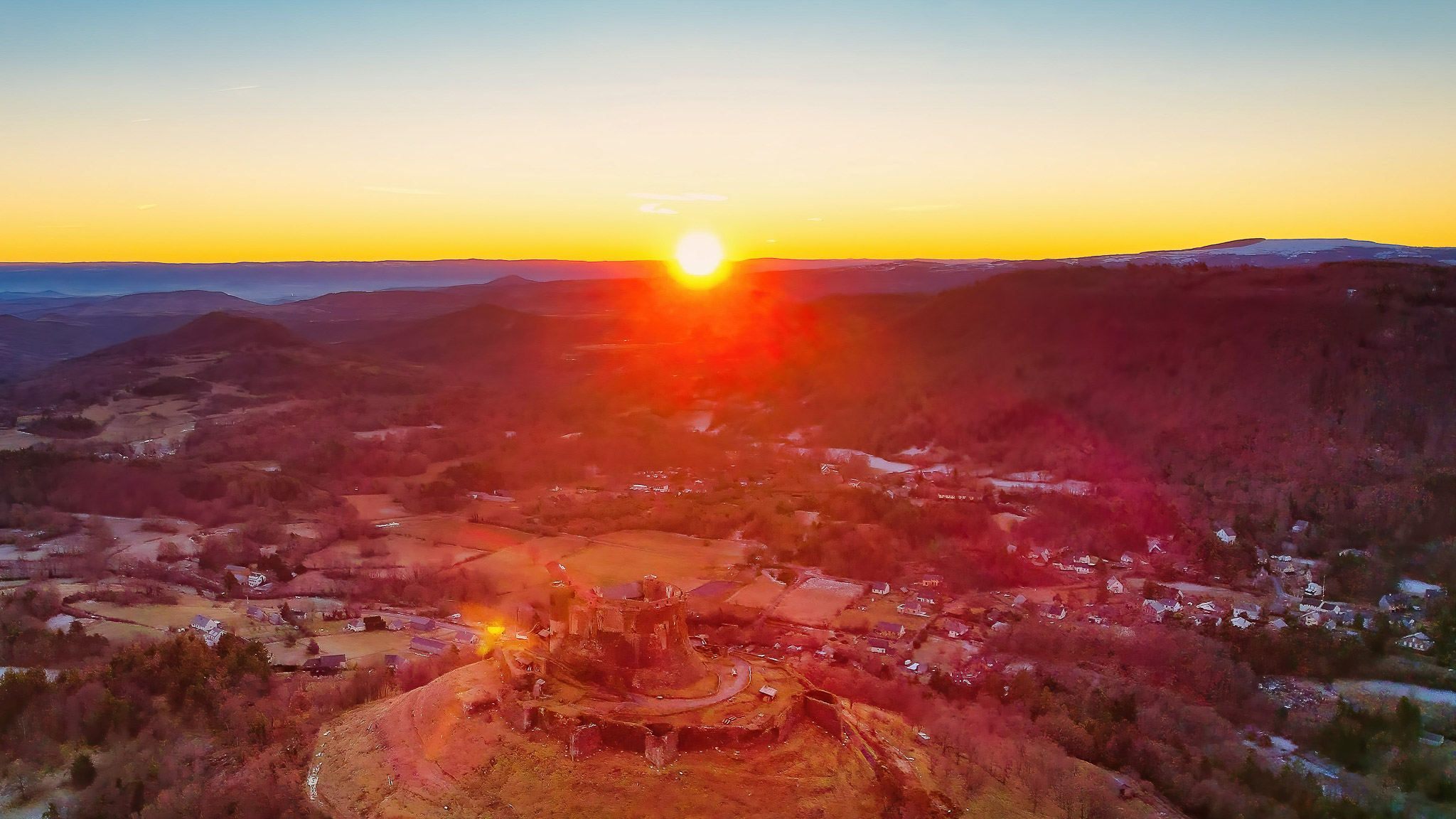Massif du Sancy, Lever de soleil sur le Château de Murol en Auvergne
