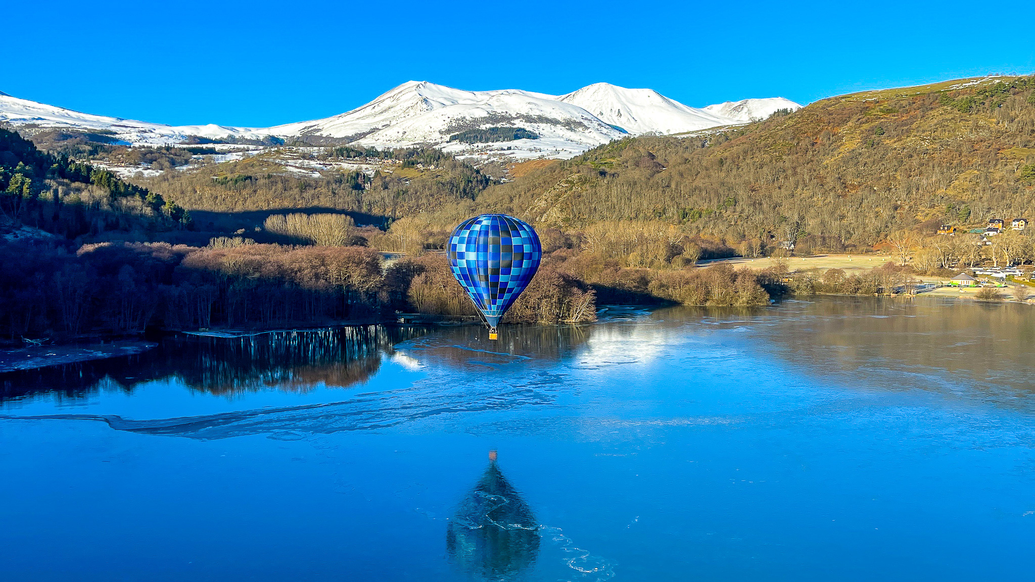 Massif Central, Lac chambon, voyage en Montgolfiere dans le Massif du Sancy