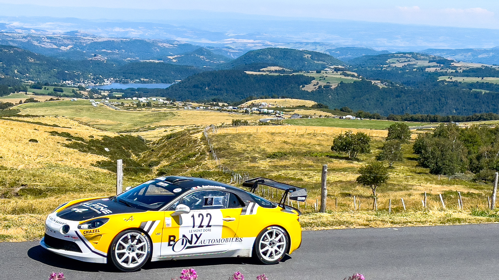Course de Côte du Mont Dore, spectacle avec vue sur le Lac Chambon