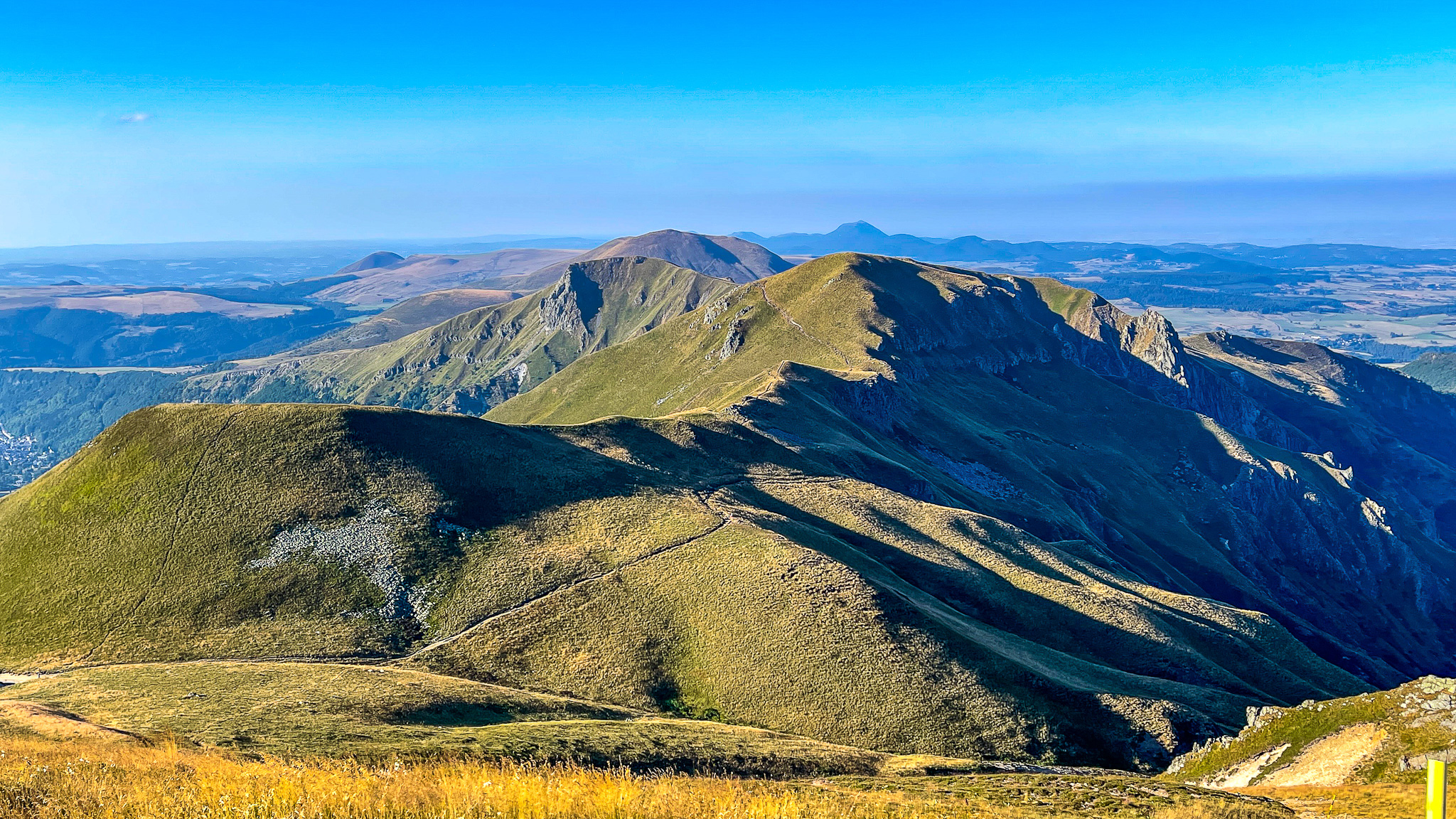 Puy Ferrand, vue sur le Pan de la Grange, le Puy de Cacadogne et le Puy des Crebasses
