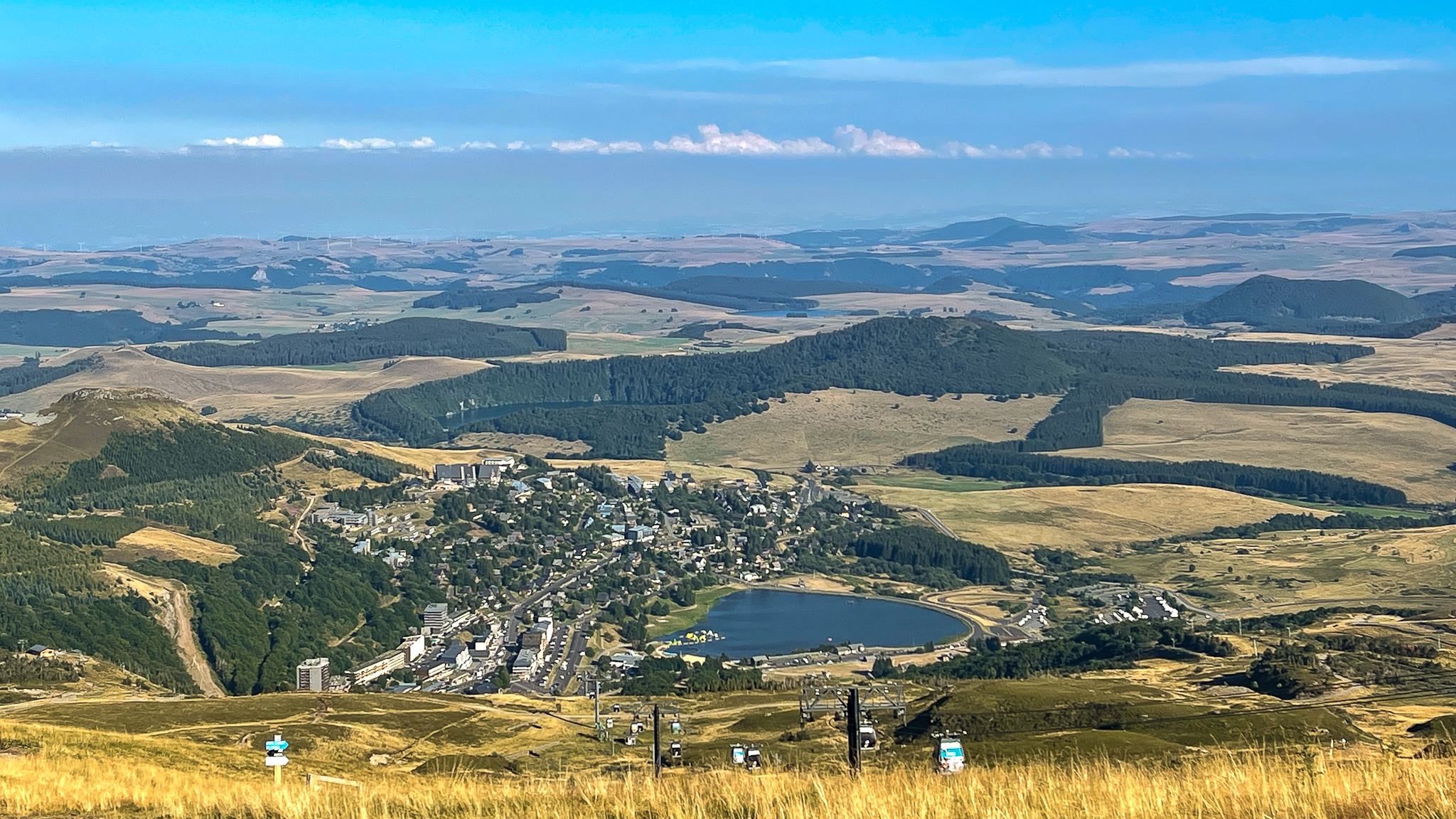Telepherique de la Perdrix, magnifique vue sur la station de Super Besse, le Lac des Hermines et le Puy du Chambourguet