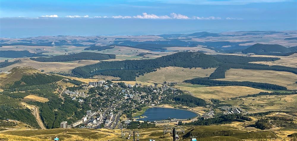 Telepherique de la Perdrix, magnifique vue sur la station de Super Besse, le Lac des Hermines et le Puy du Chambourguet