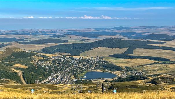 Telepherique de la Perdrix, magnifique vue sur la station de Super Besse, le Lac des Hermines et le Puy du Chambourguet