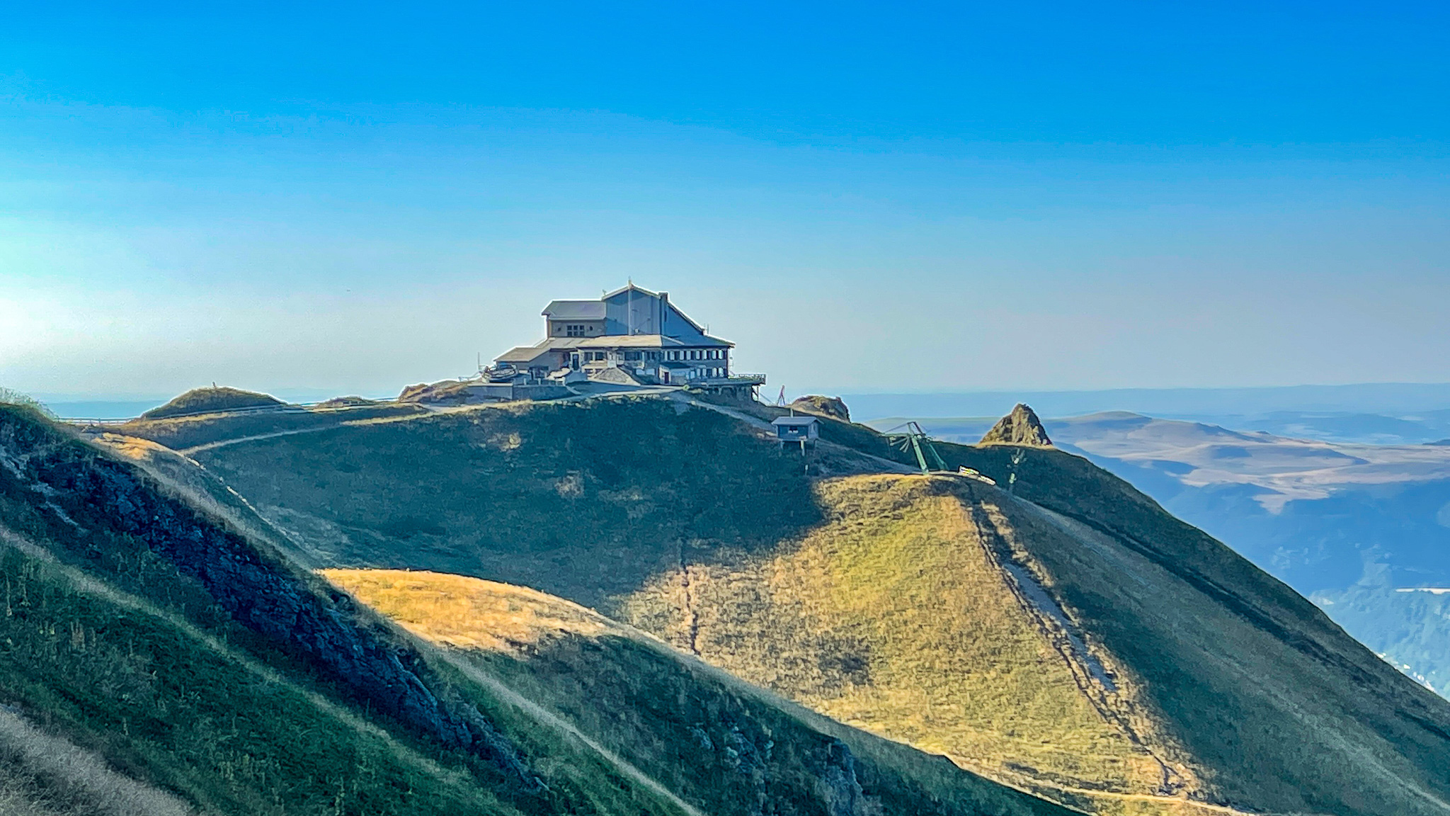 Col de la Cabane, vue sur le Téléphérique du Sancy