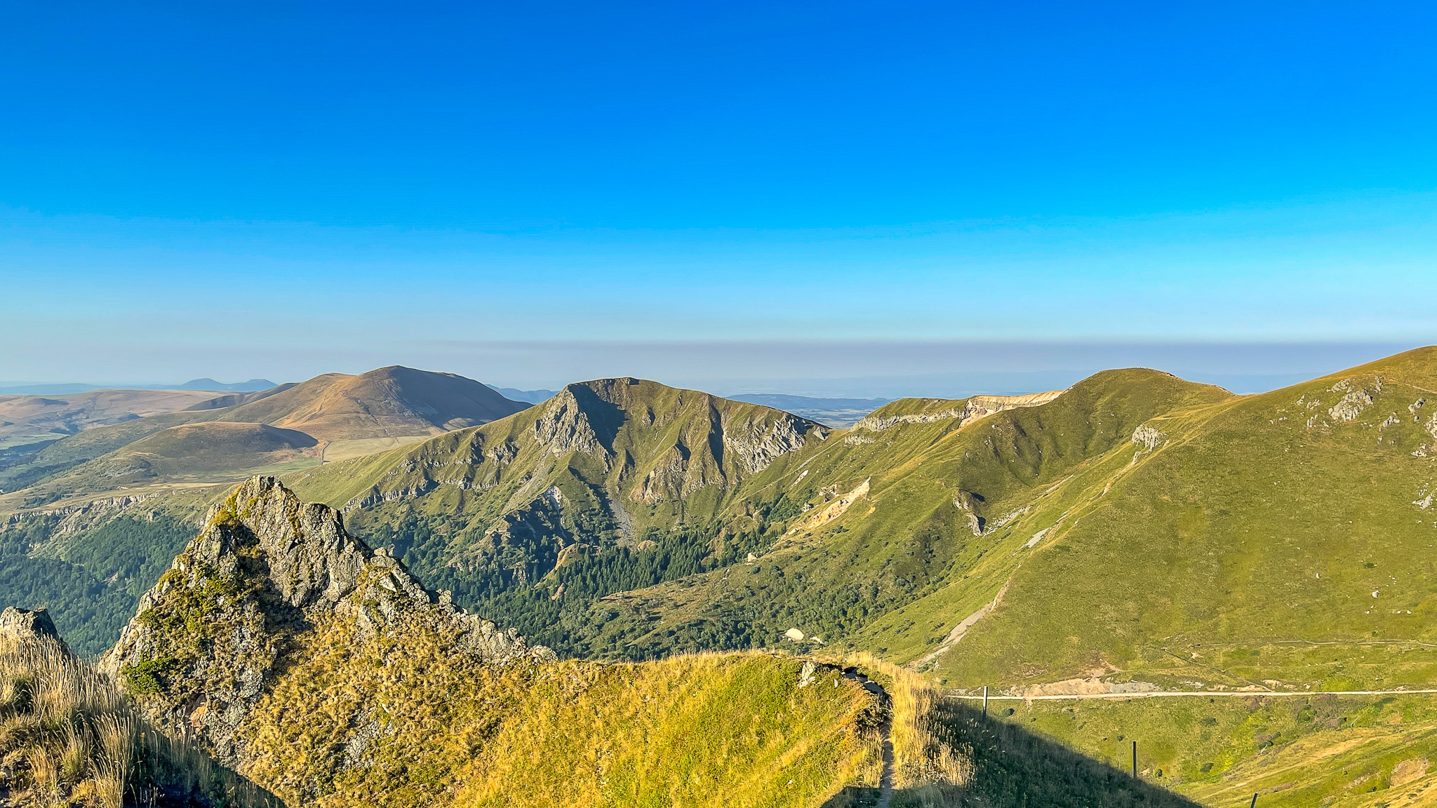 Telepherique du Sancy, vue sur le Puy de l'Angle et le Roc de Cuzeau