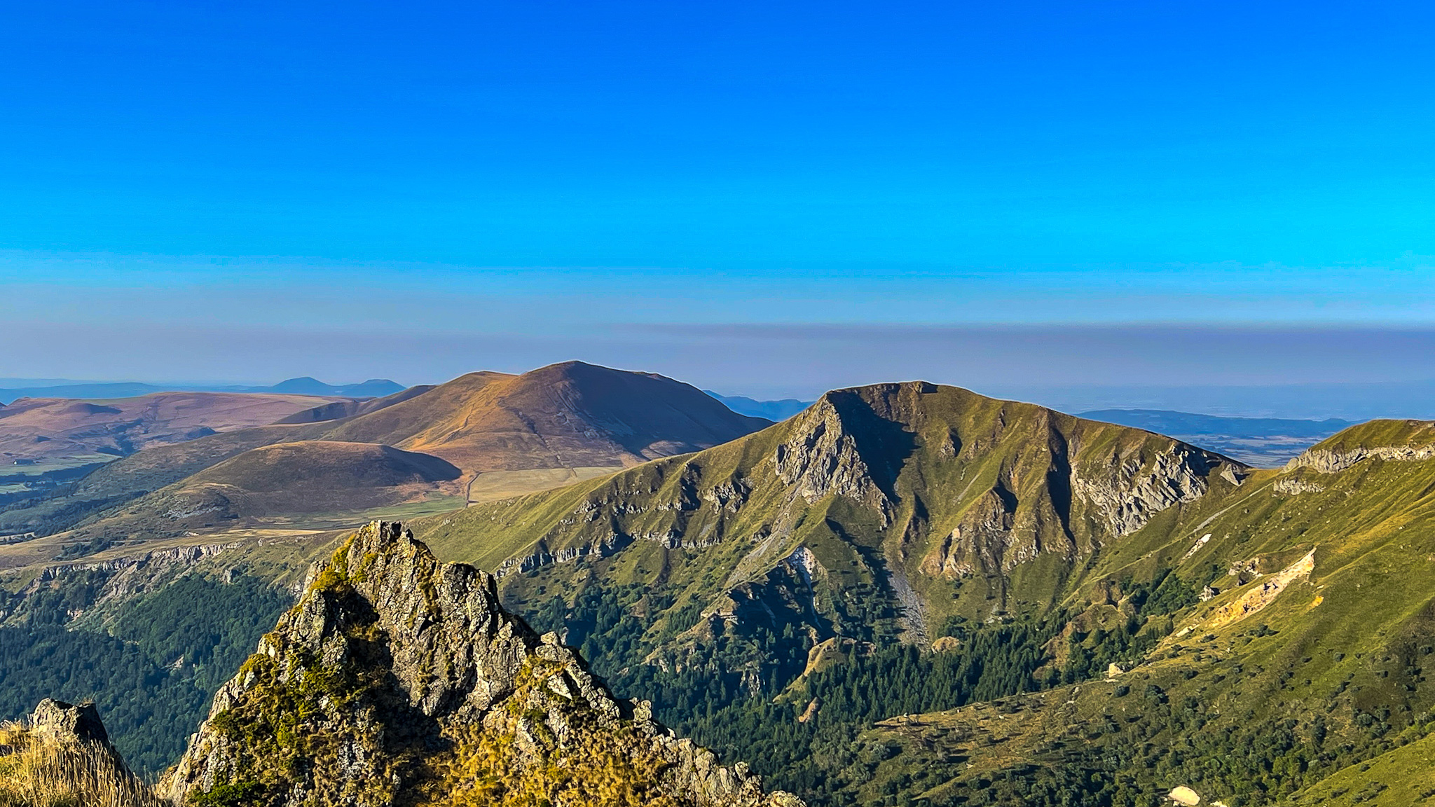 Telepherique du Sancy, vue sur le Massif Adventif et le Col de La Croix Saint Robert