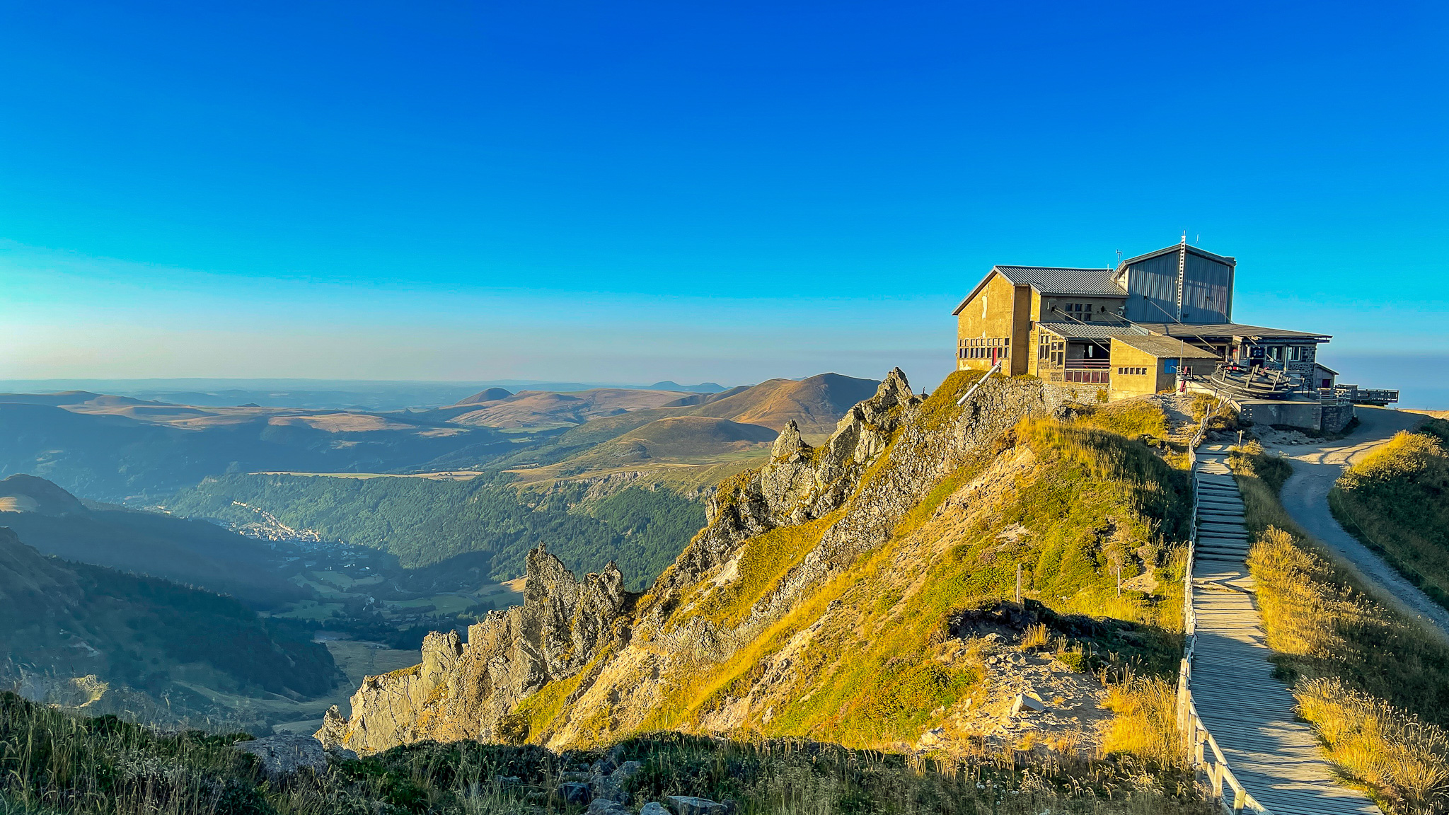 Vers le Puy de Sancy, coucher de soleil sur le Téléphérique du Sancy