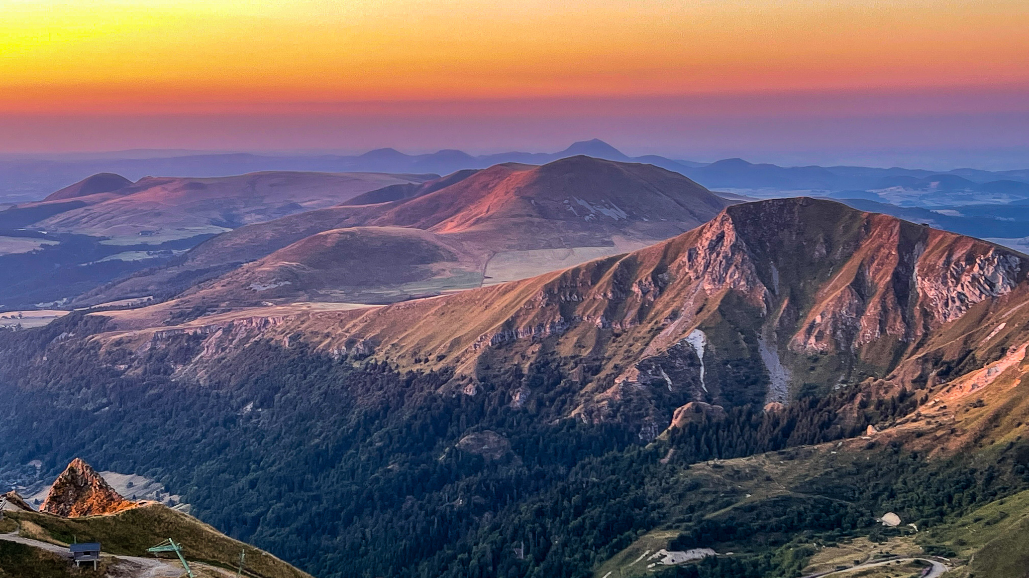 Coucher de soleil sur le Roc de Cuzeau et le Massif Adventif