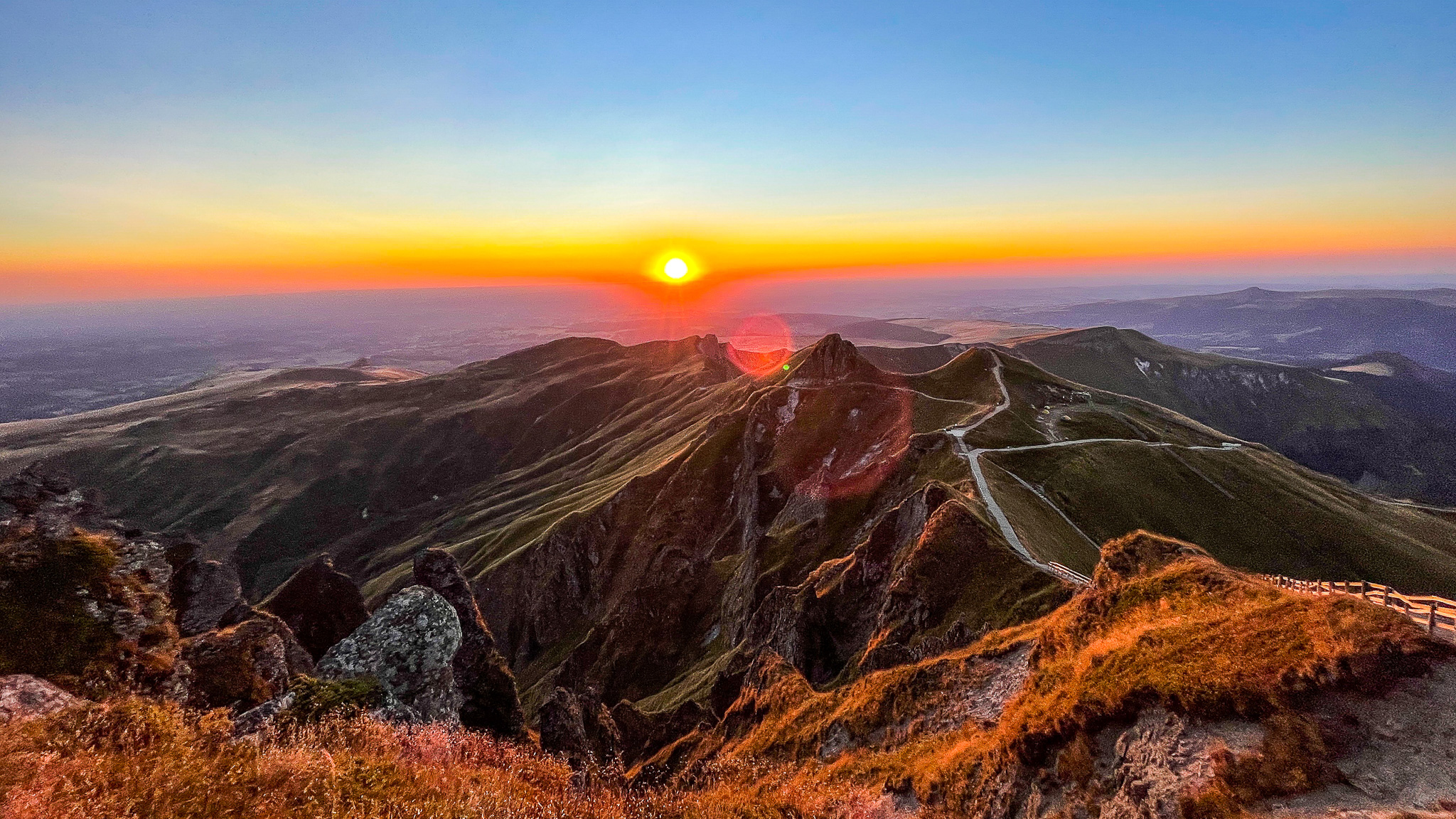Coucher de soleil sur le Pas de l'Ane, le Puy Redon et la Tour Carrée
