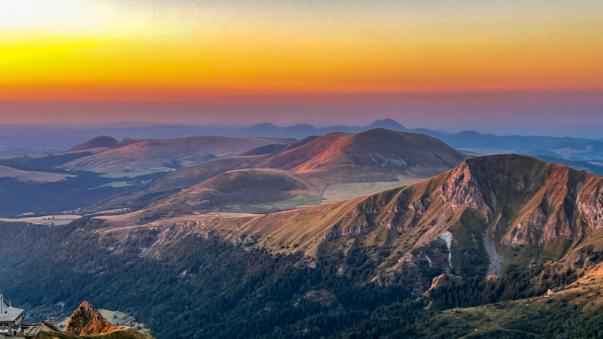Coucher de soleil du Puy Gris au Roc de Cuzeau et vue sur le Chaîne des Puys