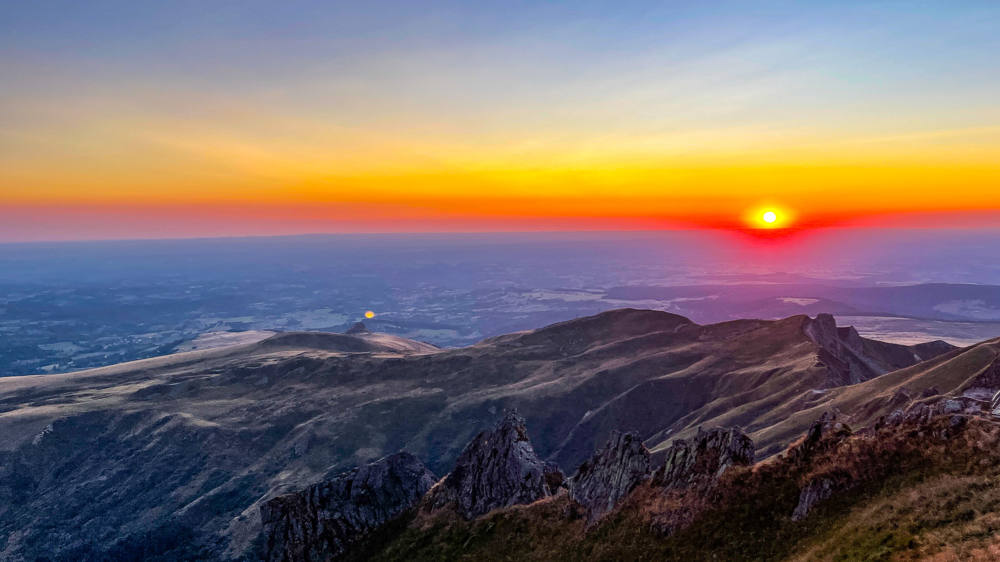 Puy de Sancy, coucher de soleil sur la Tour Carrée, le Puy de Chabannes et le Roc de Courlande