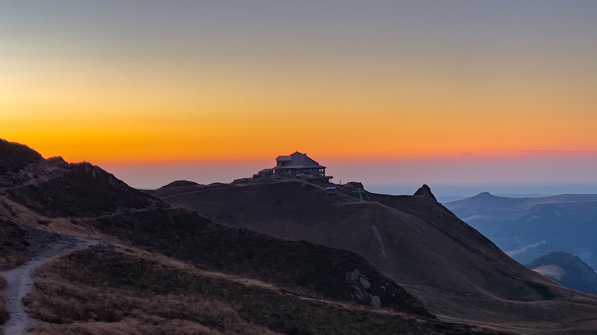 coucher de soleil sur le Téléphérique du Sancy