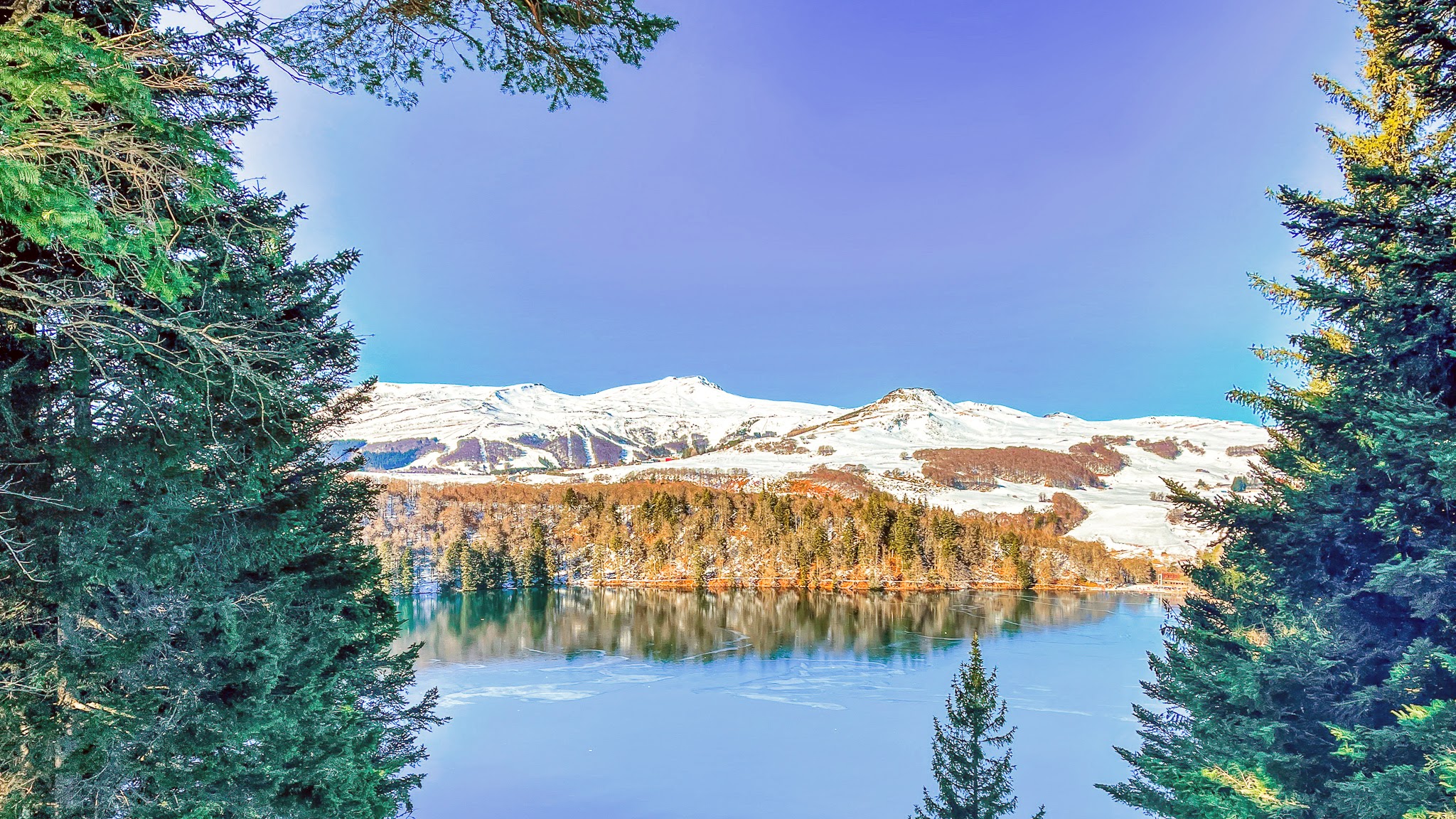 Massif Central, Le Lac Pavin, joli point de vue sur le Massif du Sancy