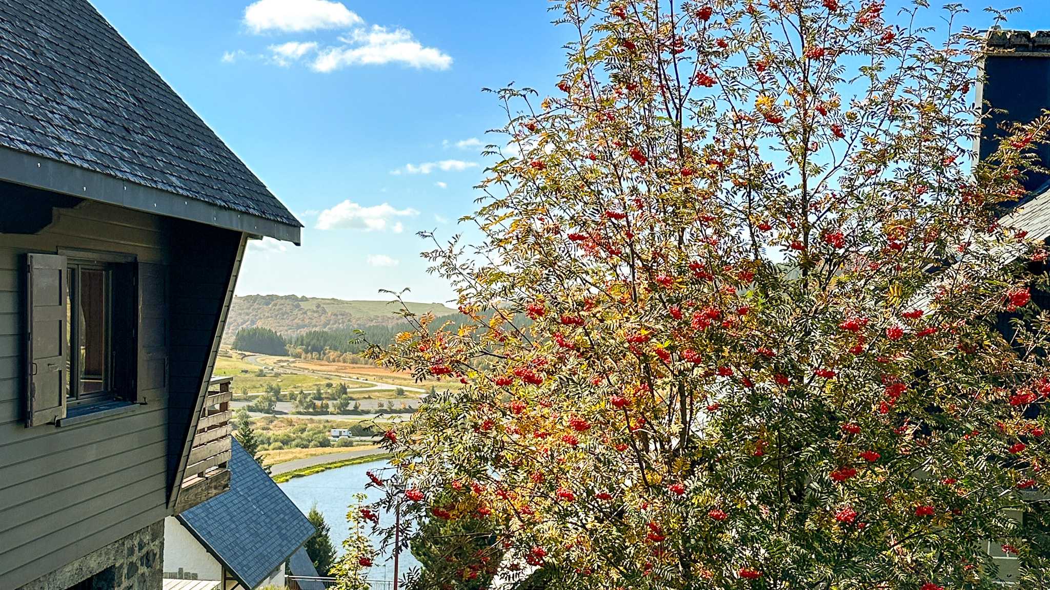 Chalet Cascade Super Besse -  magnifique vue sur le Lac des Hermines
