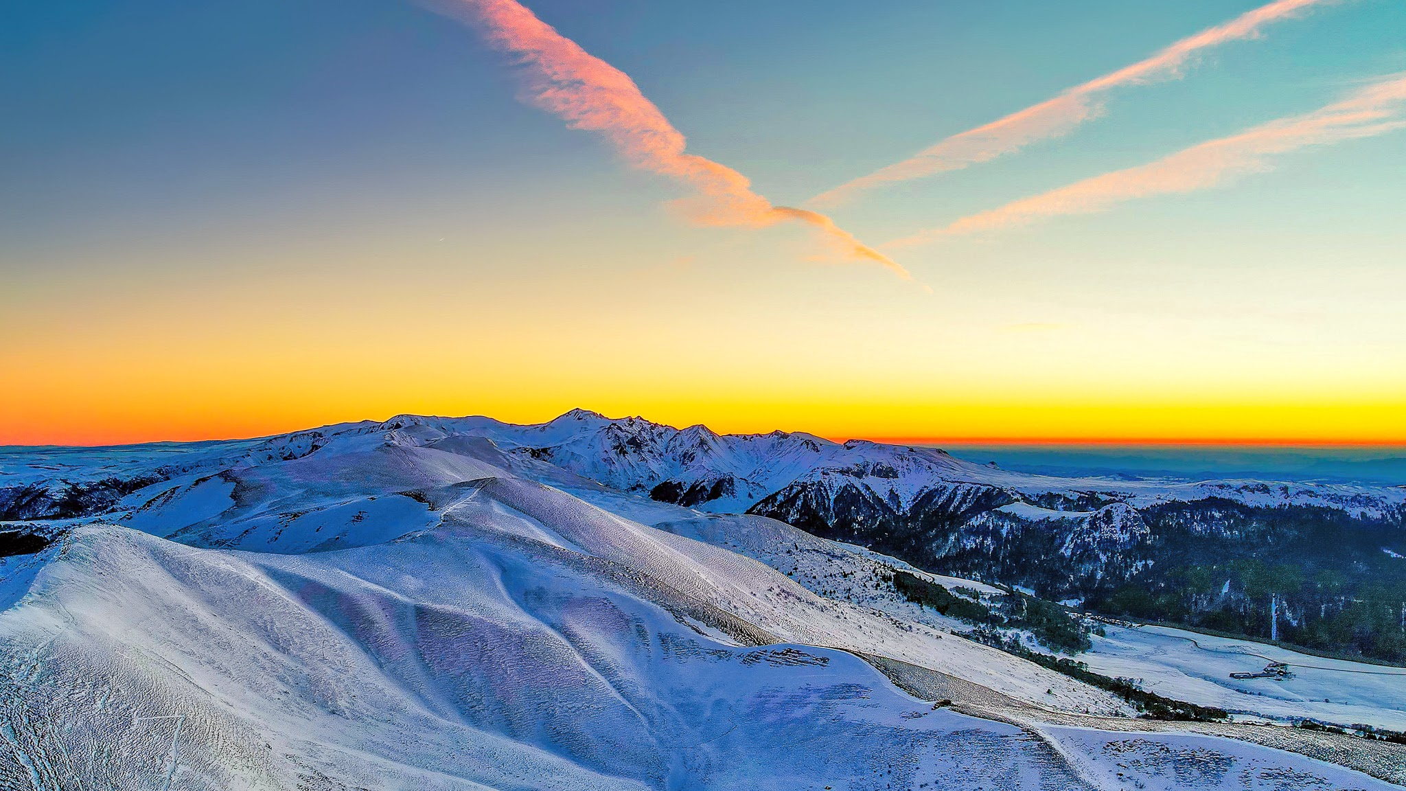 Apres le coucher de soleil, belle lumière sur le puy de Sancy