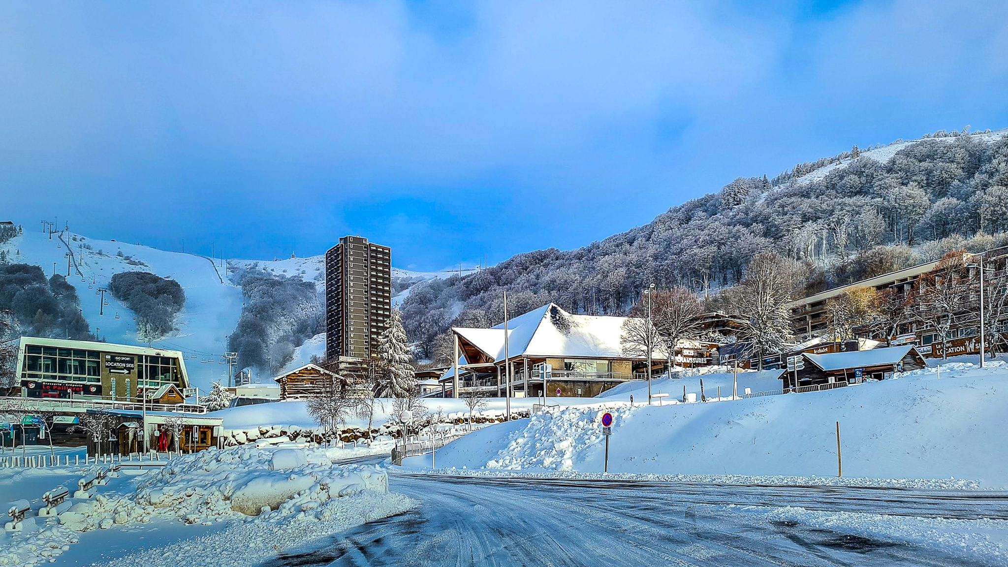 Super Besse, centre ville après les chutes de neige de la nuit