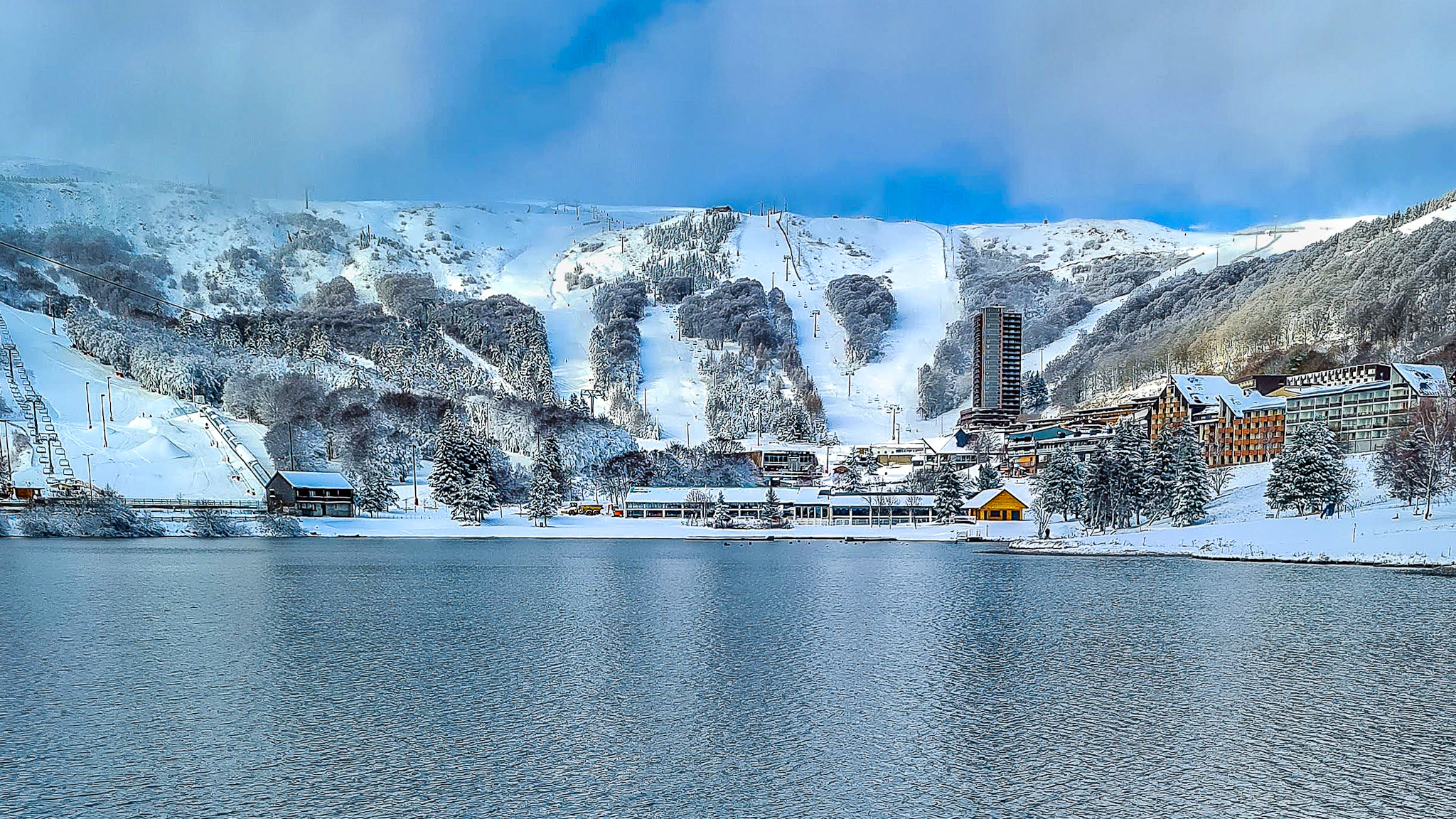 Super Besse, forte chute de neige dans la nuit, vue du Lac des Hermines