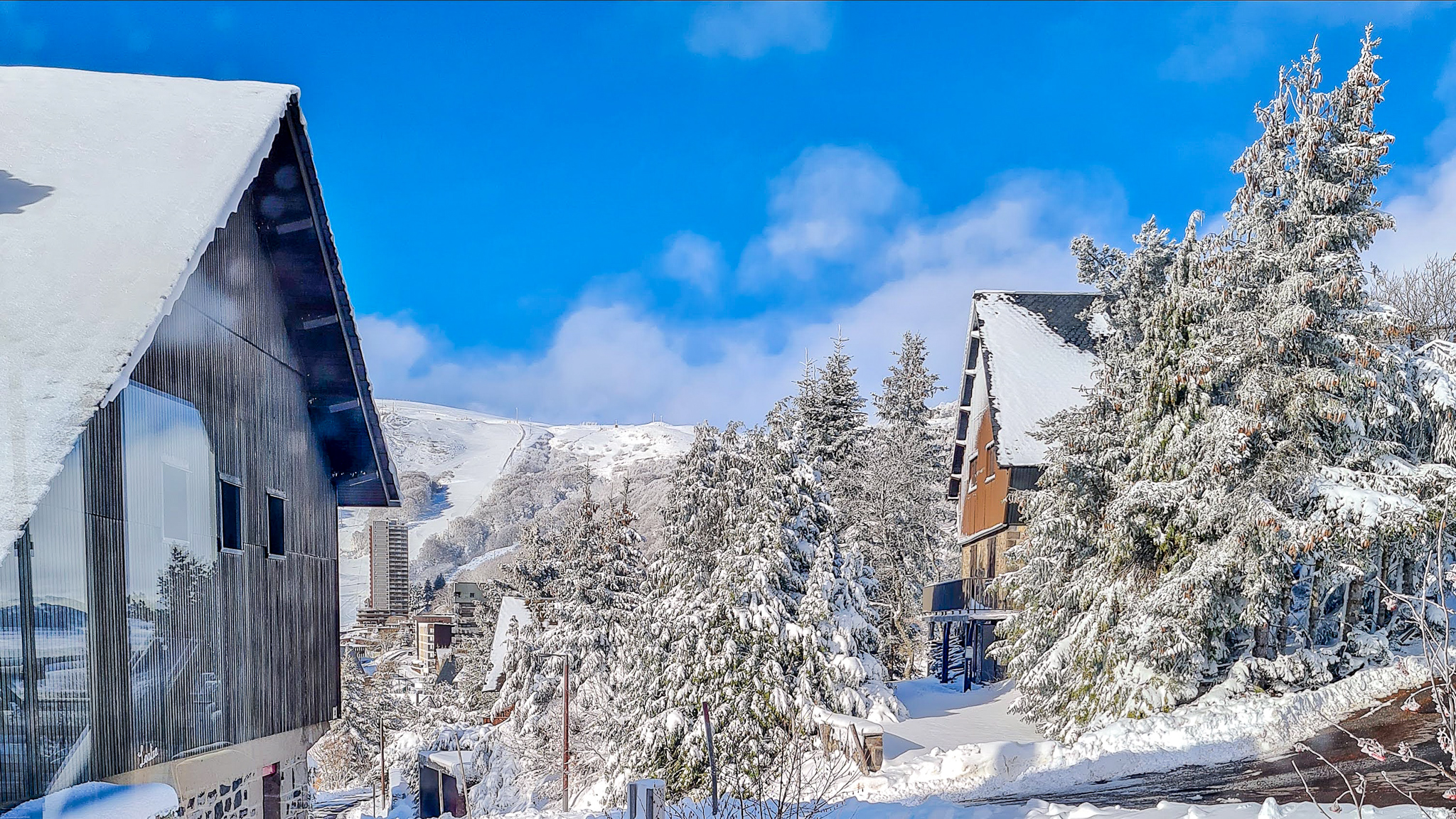 Chalet Cascade Super Besse, vue sur les chalets proches