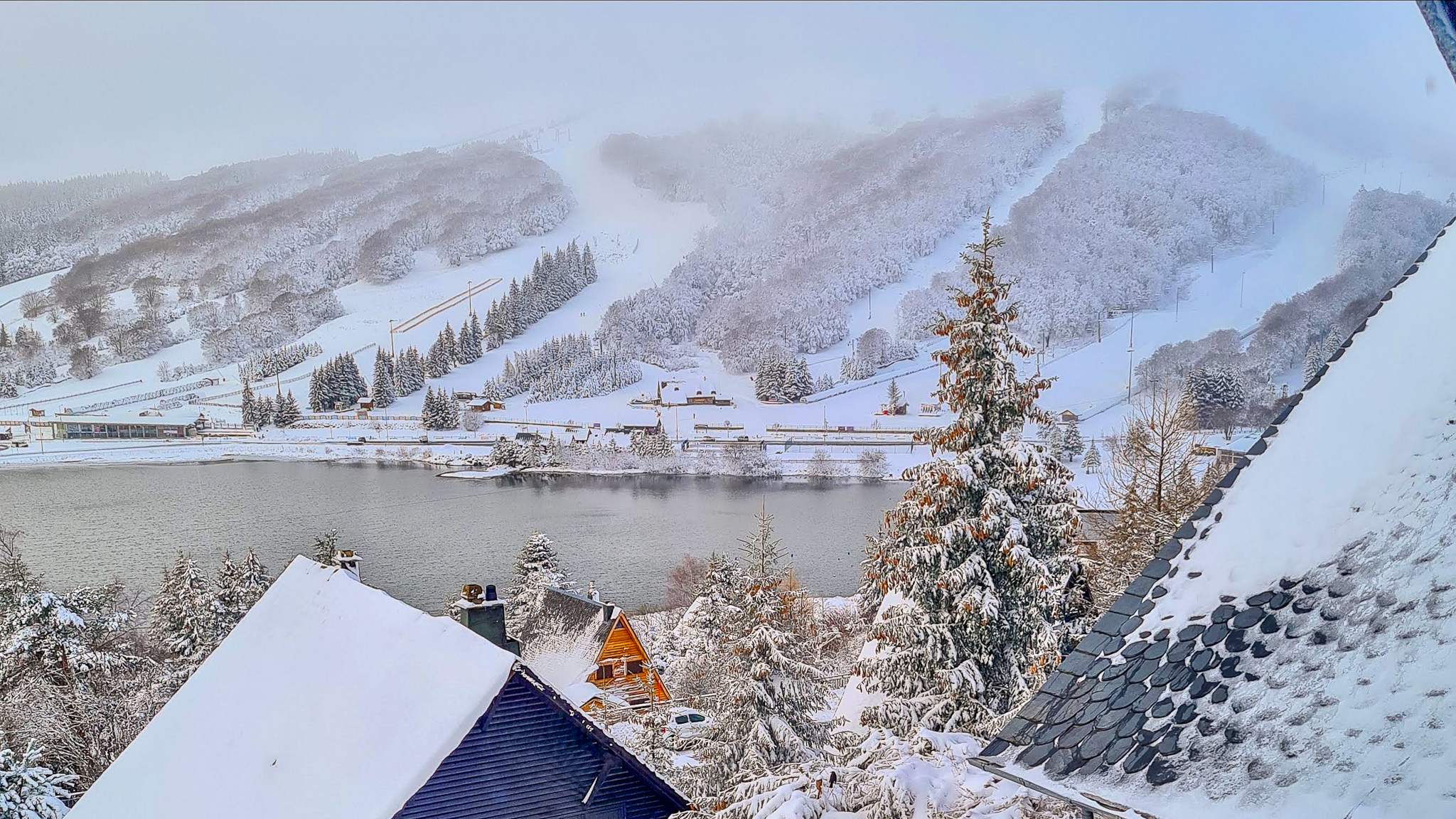 Chalet Cascade Super Besse et la vue sur le Lac des Hermines