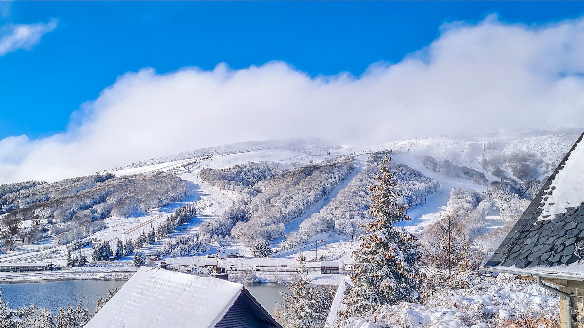 Chalet Cascade Super Besse et les pistes enneigées