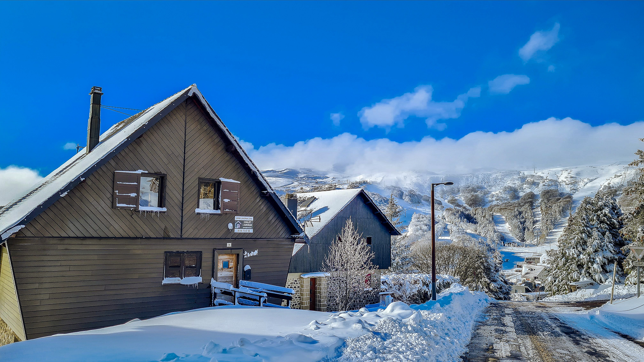 Chalet Cascade Super Besse, la neige sur le Parking du chalet