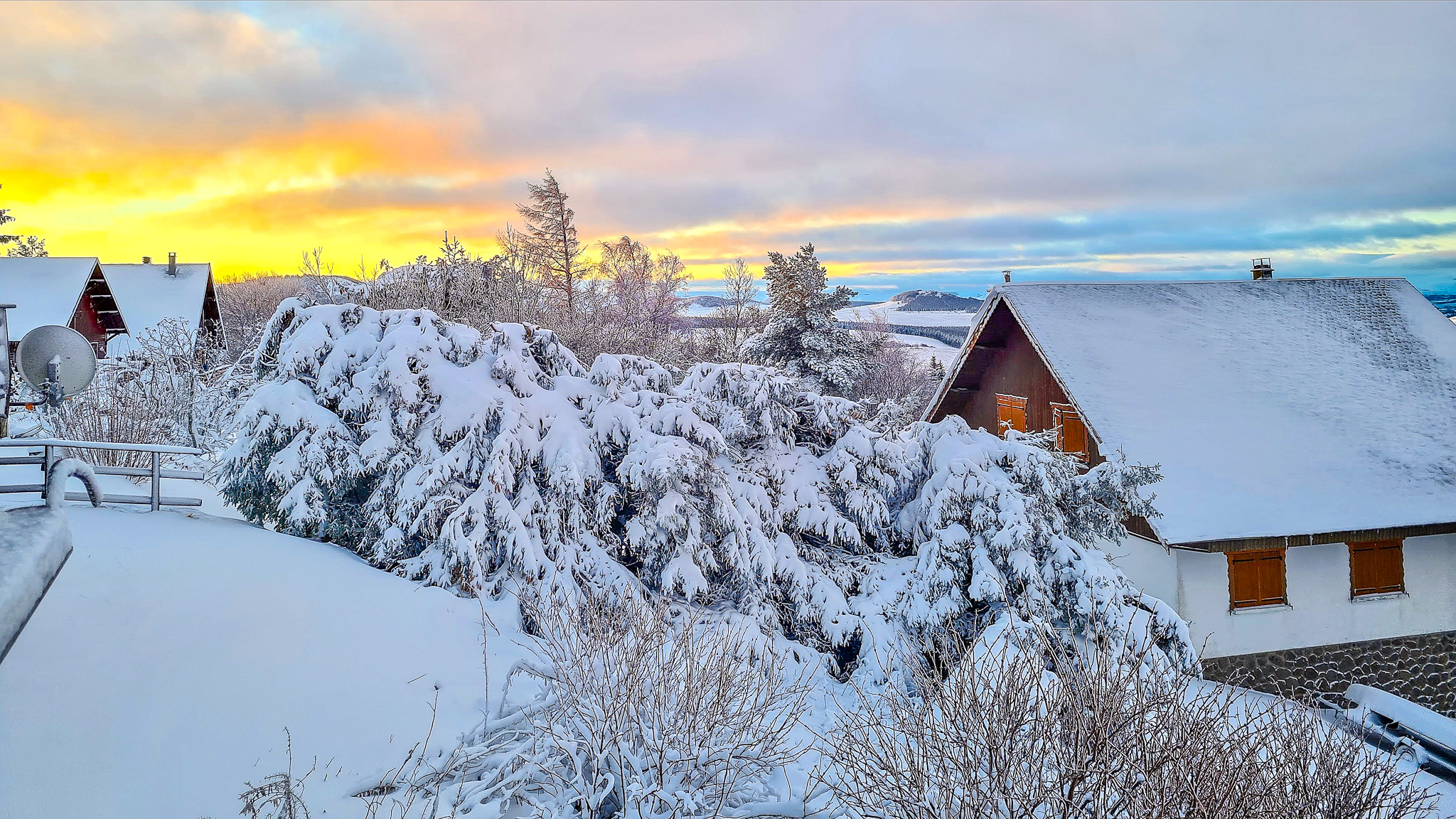 Chalet Cascade Super Besse, les arbres croulent sous le poids de la neige