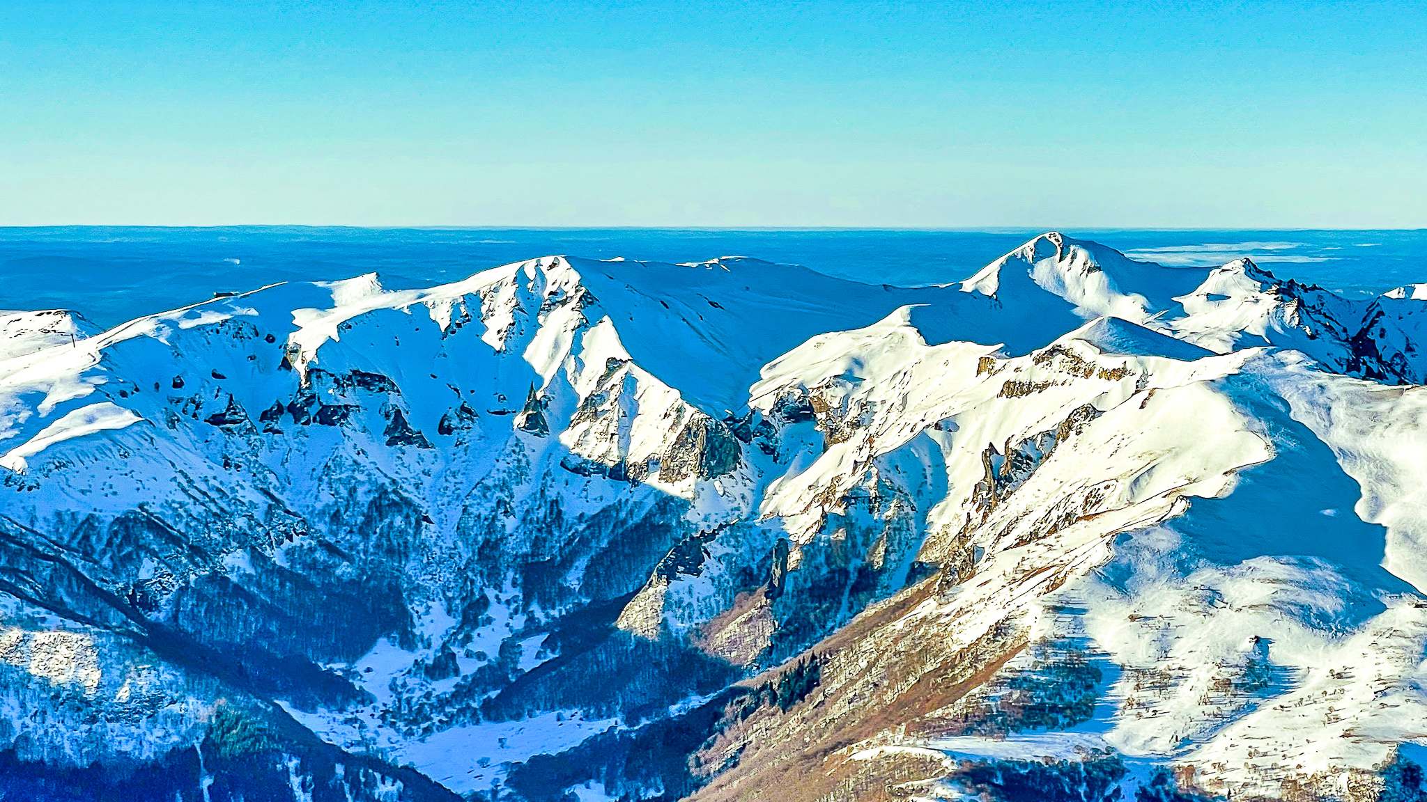 Massif du Sancy, la vallée de Chaudefour, vue sur le Puy Ferrand, le Puy de la Perdrix