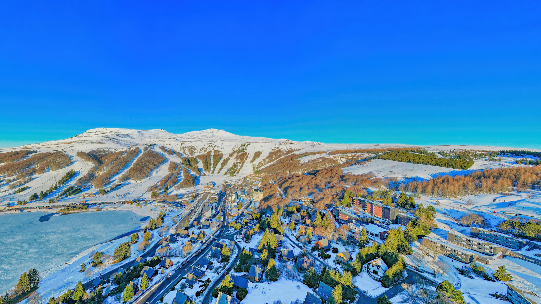 Auvergne, station de sports d'hiver de Super Besse sous le soleil matinal