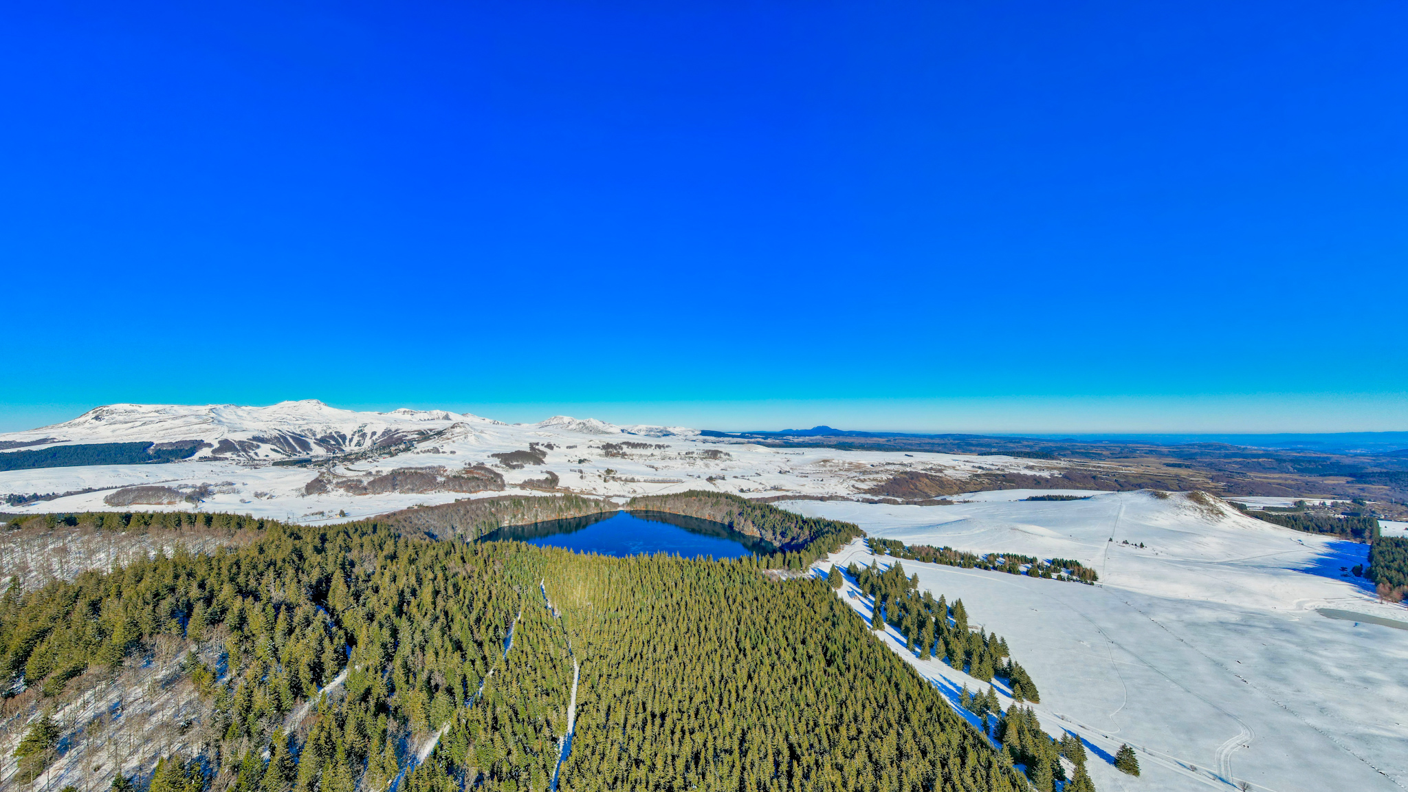 Au Dessus du Lac Pavin, vue. sur le Massif du Sancy et la Station de Sports d'hiver de Super Besse