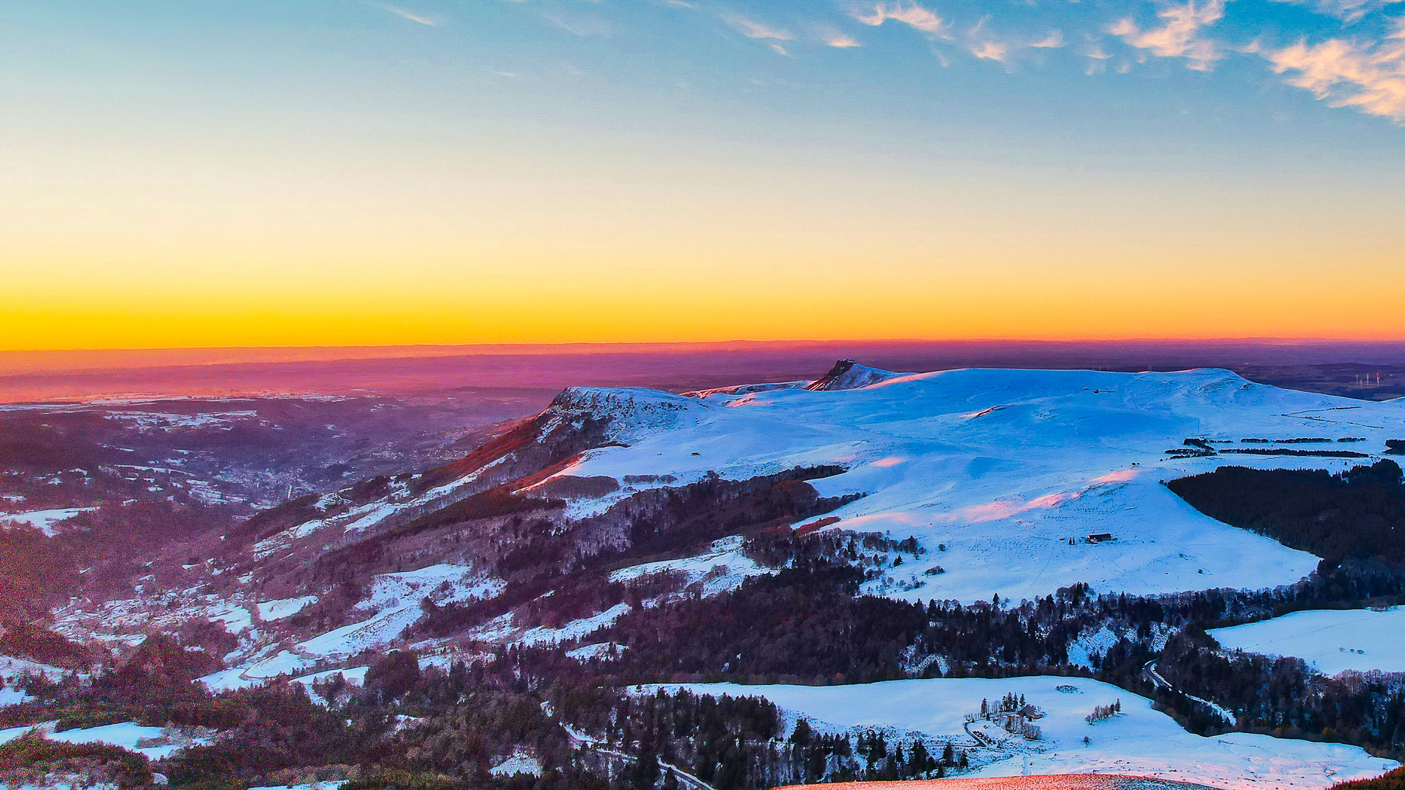 Puy de la Tache, coucher de soleil sur le Puy Gros, La Banne d'Ordanche et la Vallée de la Dordogne