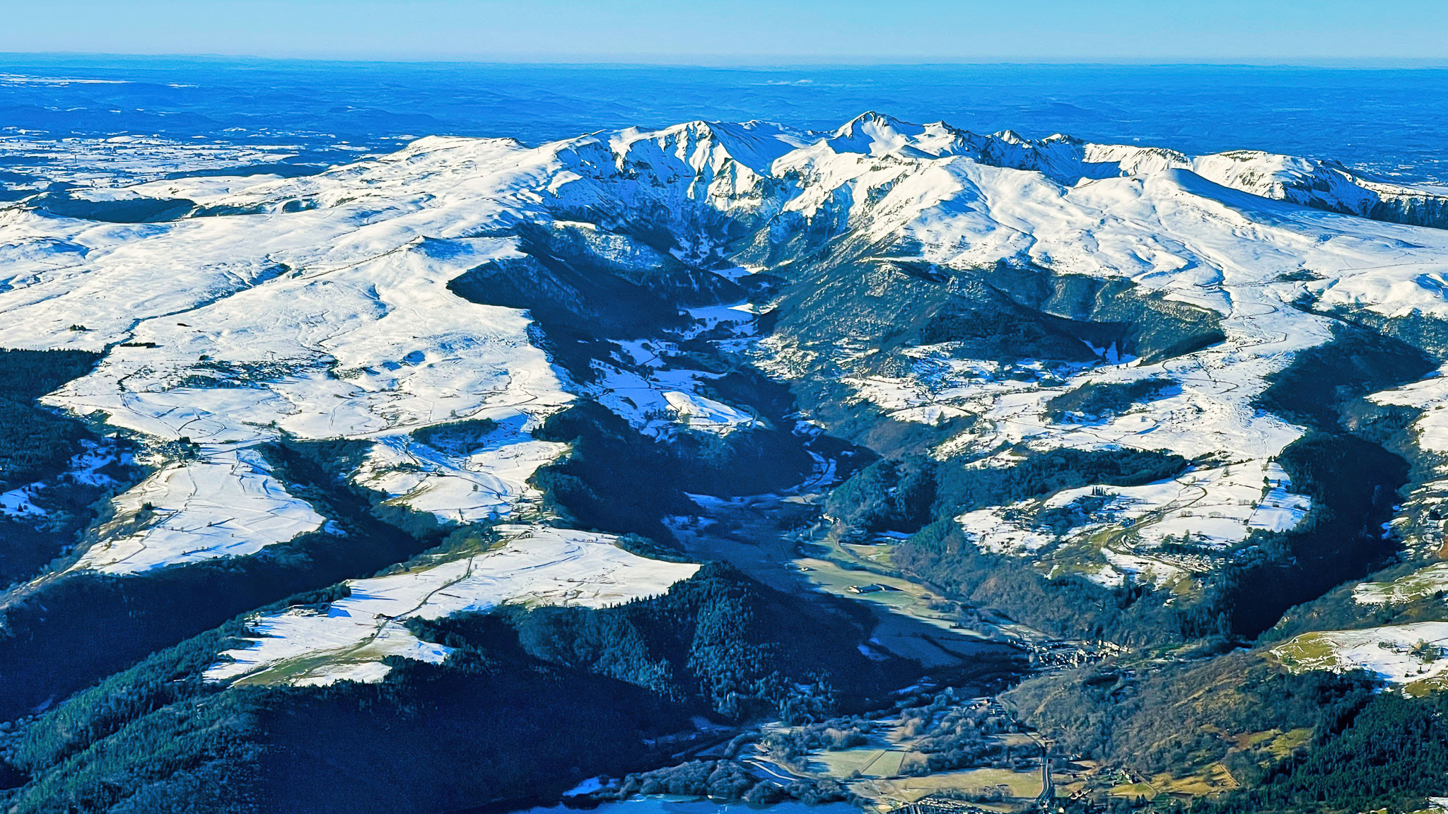 Auvergne, la Dent du Marais, le Lac Chambon, la Vallée de Chaudefour et les sommets du Massif du Sancy