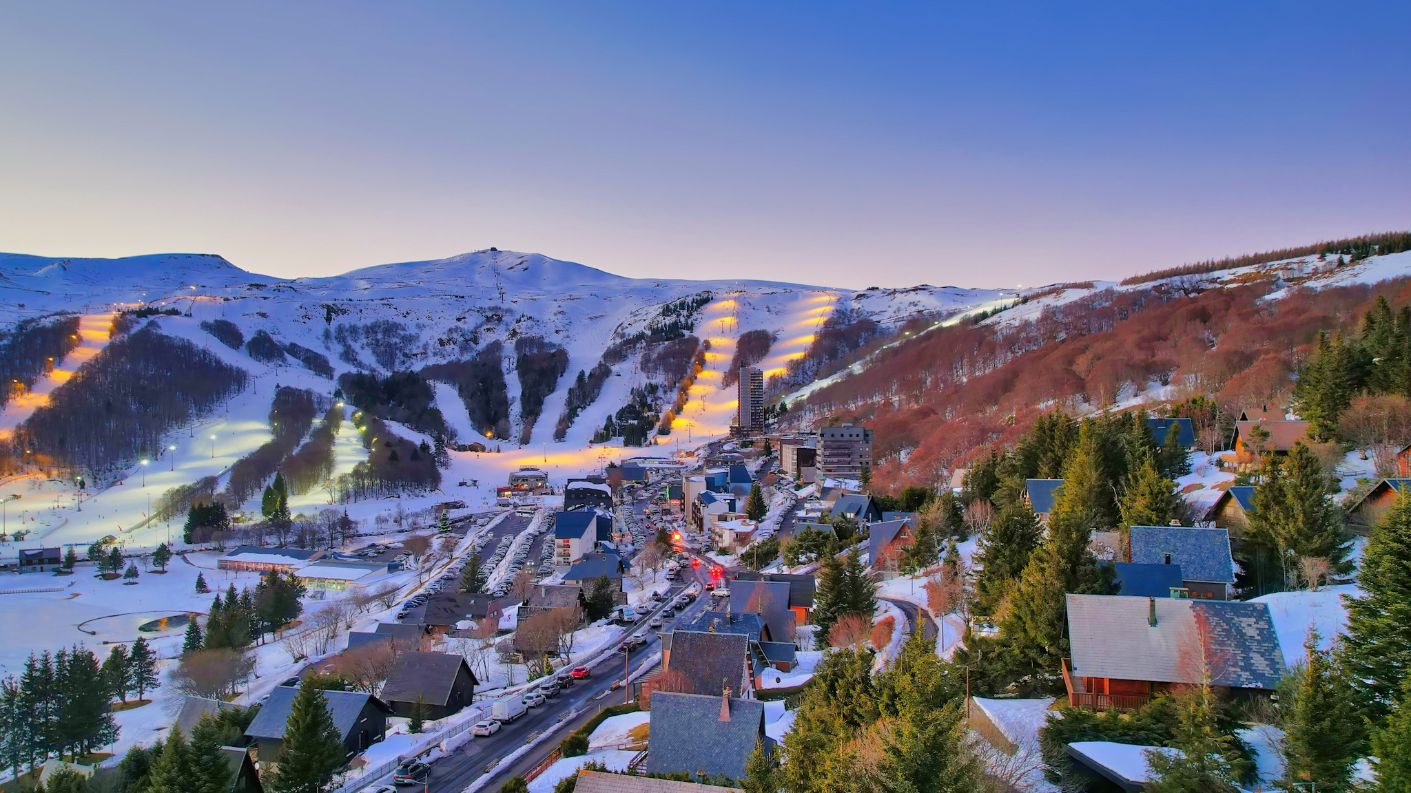 Chalet Cascade Super Besse, la vue sur la Station à la tombée de la nuit