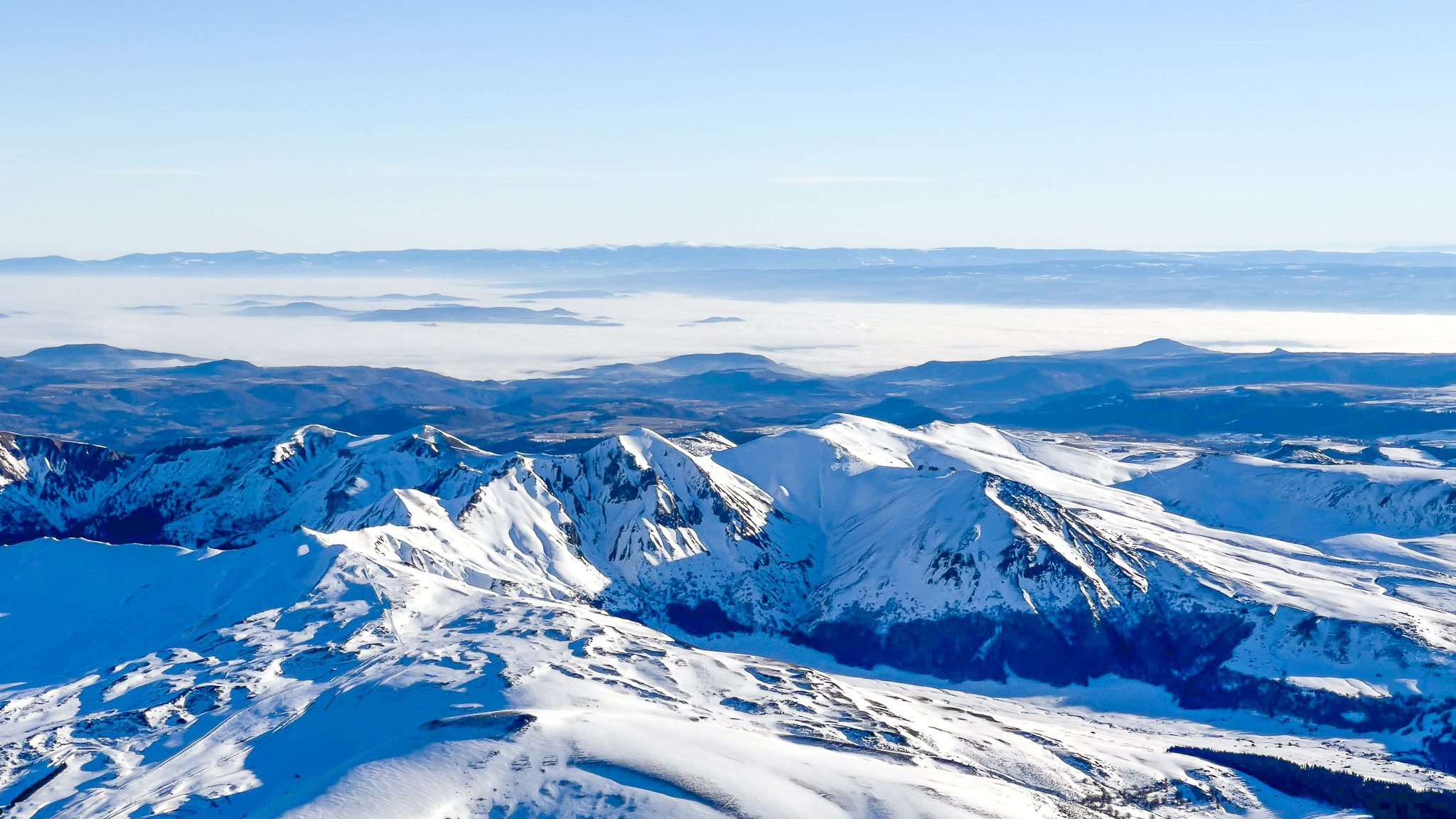 Le Massif du Sancy, la Fontaine Salee, et les Monts du Forez