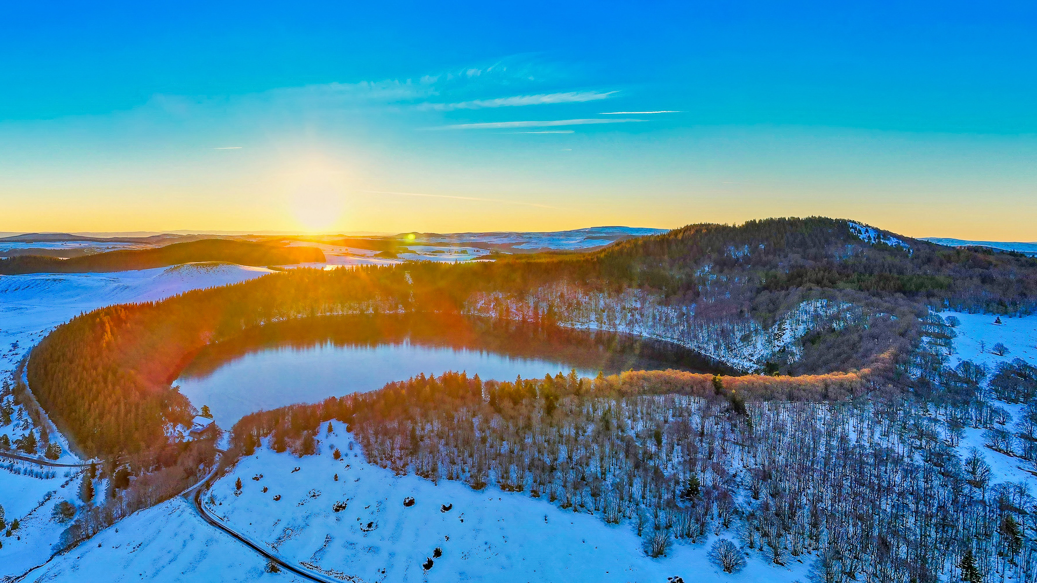 Massif du Sancy, Lever de Soleil sur le Lac Pavin