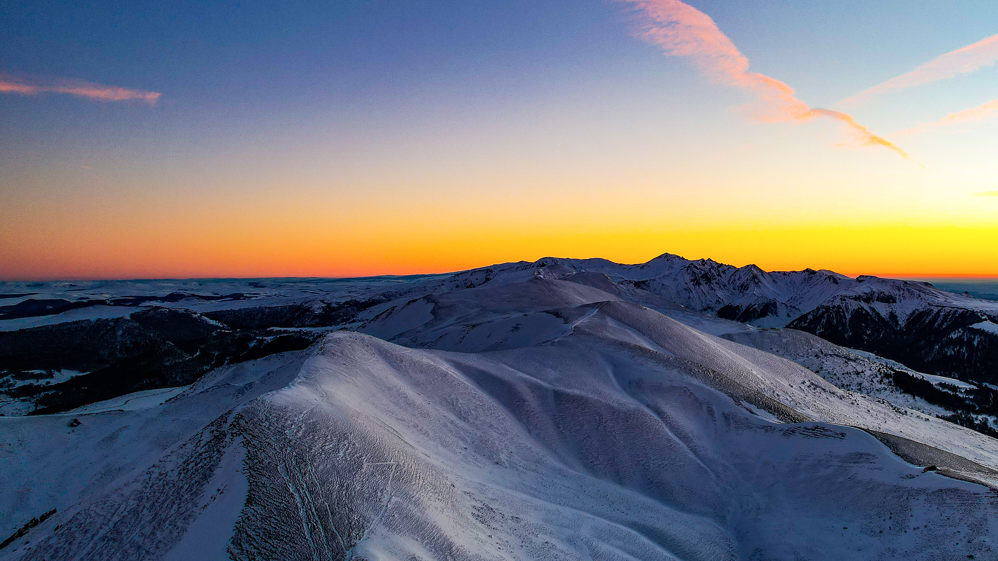 Massif Adventif, le Massif du Sancy, le Puy de Sancy et le Puy Ferrand apres le coucher du Soleil