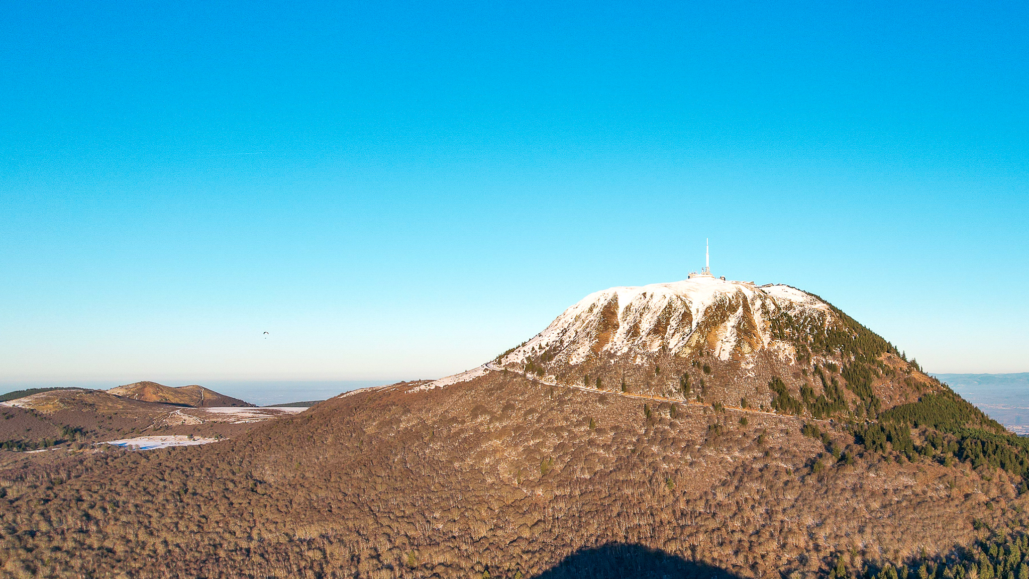 le Puy de Dome - belle vue depuis la face Ouest et les volcans de la Chaîne des Puys