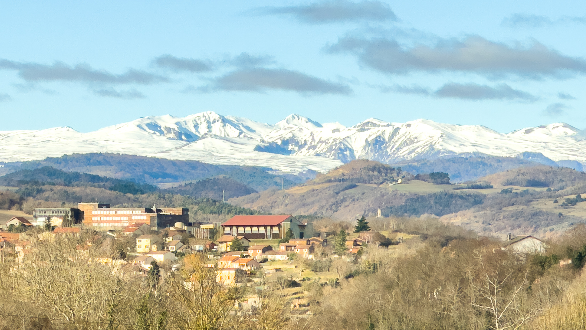Au dessus de Champeix, magnifique vue sur Super Besse et le Massif du Sancy enneigé