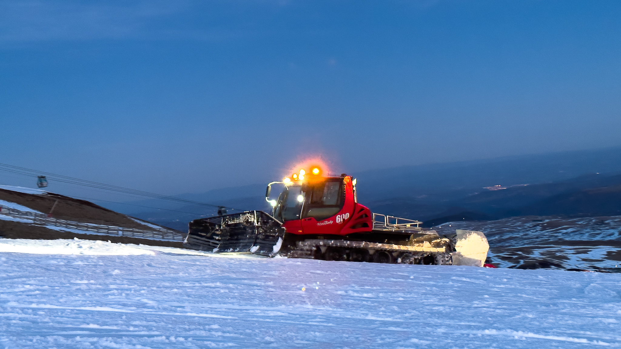 Super Besse, la dameuse au travail sur les pistes de ski de Super Besse