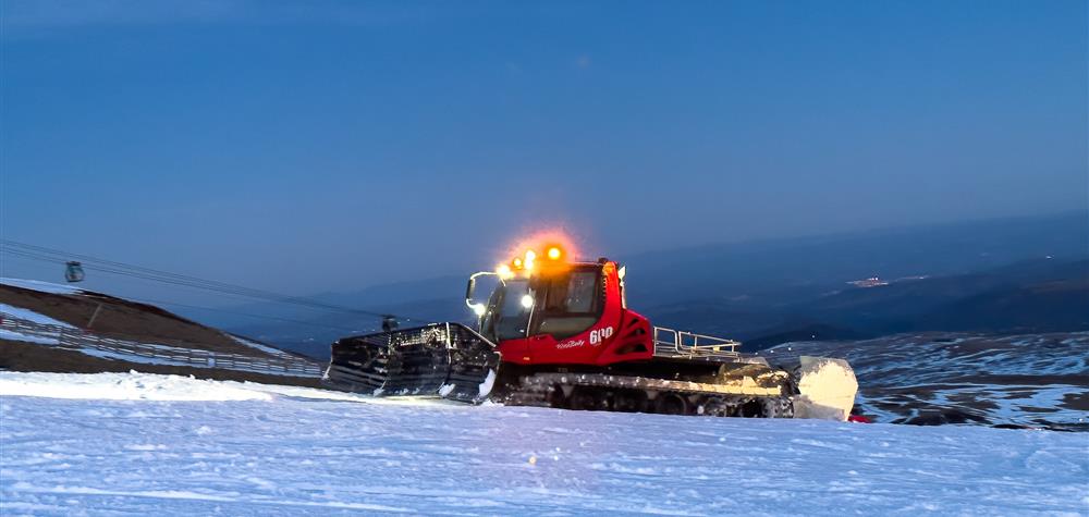 Super Besse, la dameuse au travail sur les pistes de ski de Super Besse