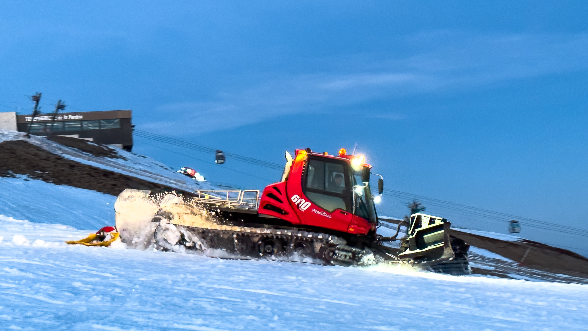 Station de ski de Super Besse, préparation des pistes par les dameuses
