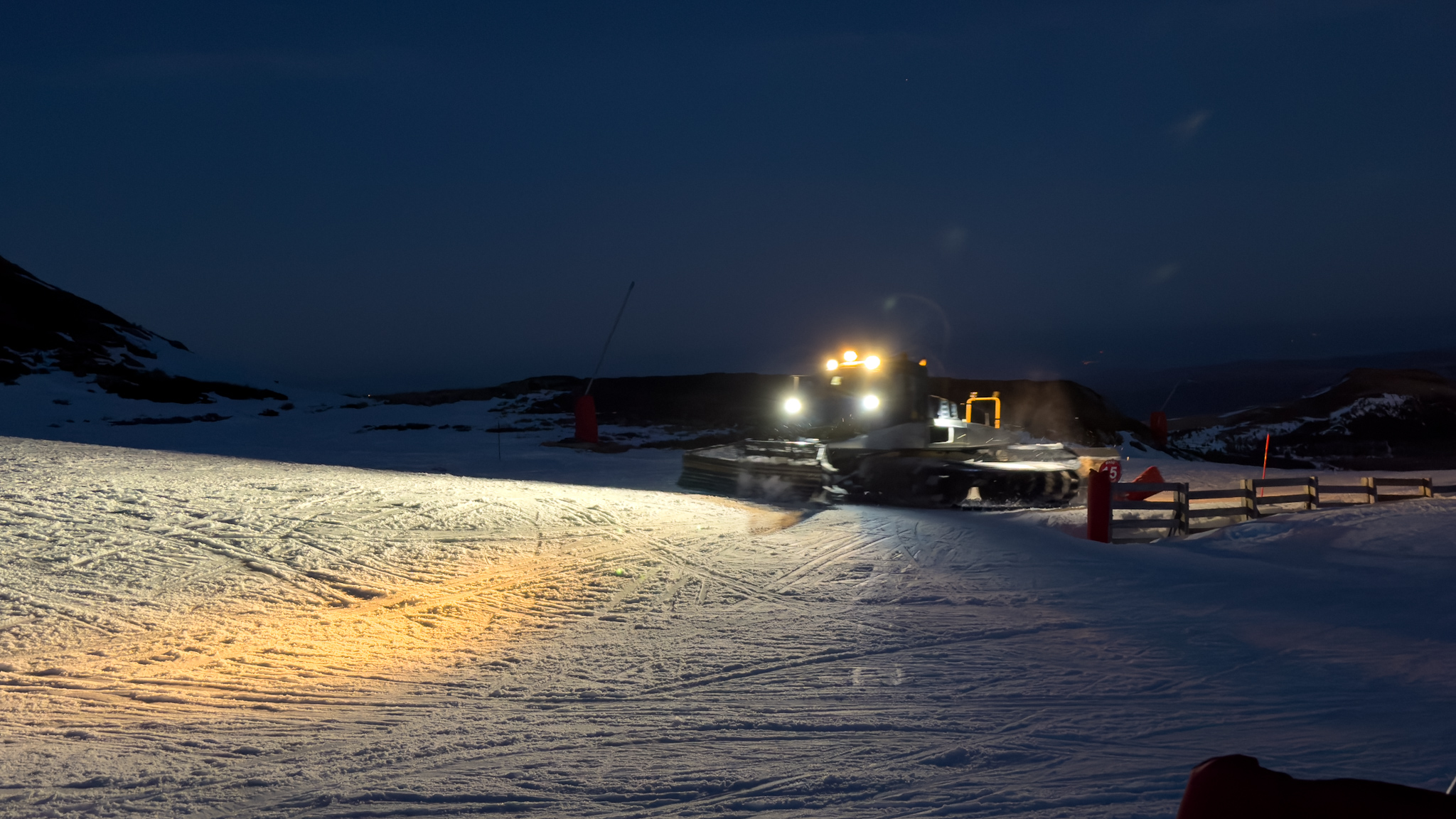 Station de sports d'hiver de Super Besse, les dameuses dans la nuit