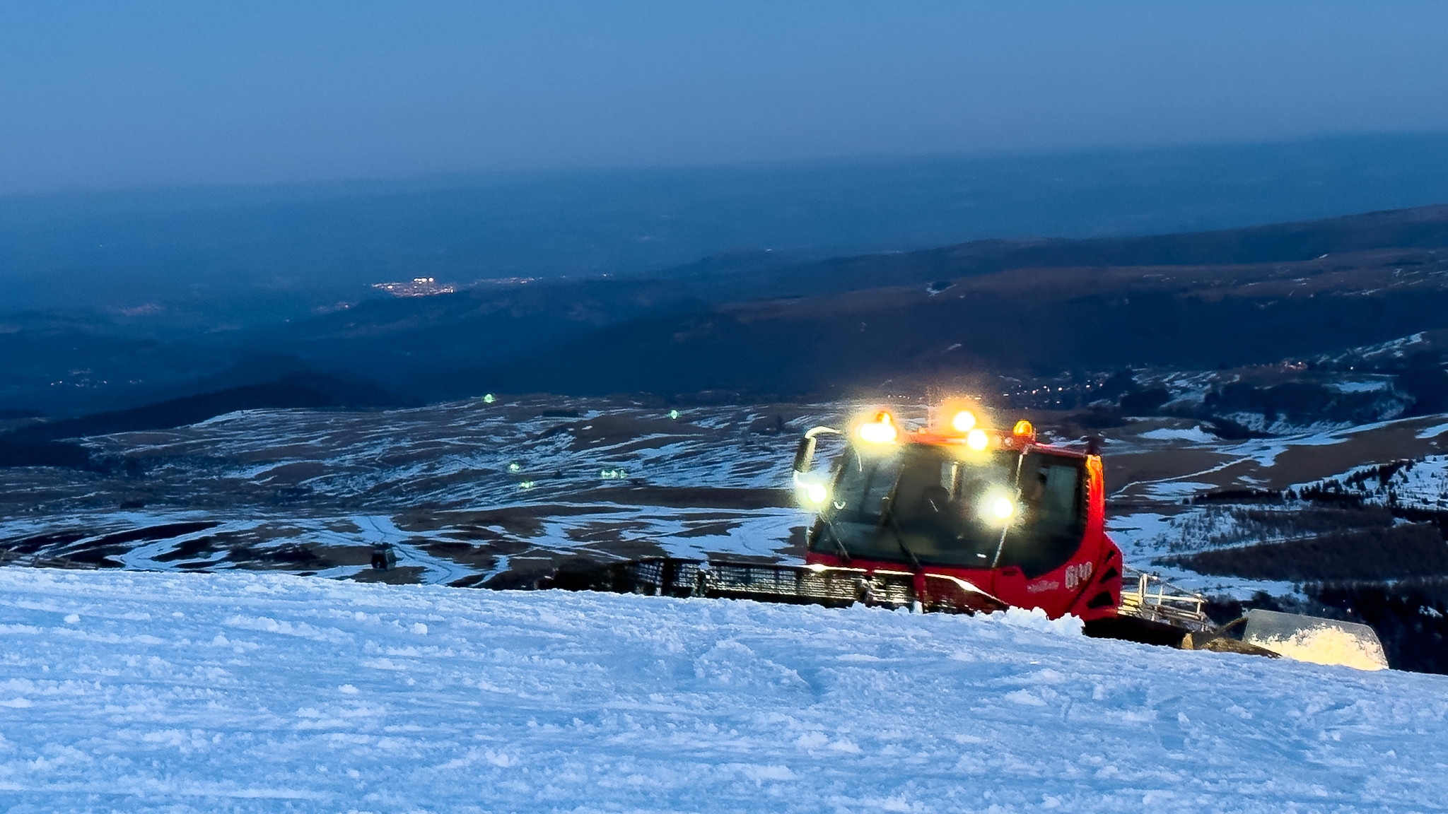 Super Besse, dameuse surgissant dans la nuit