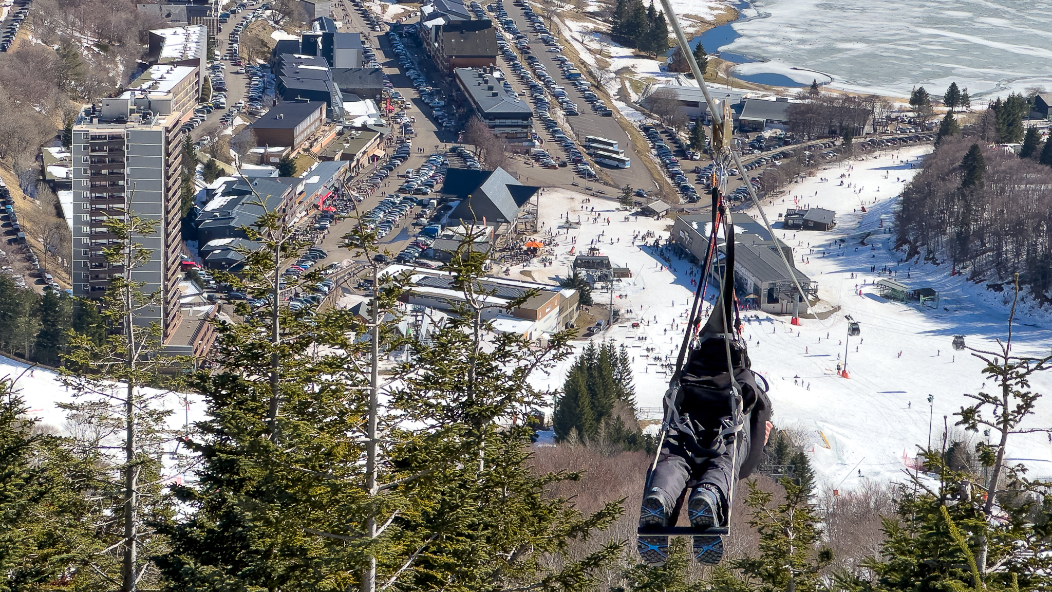 Tyrolienne Super Besse, plongée vers la station de. Super Besse