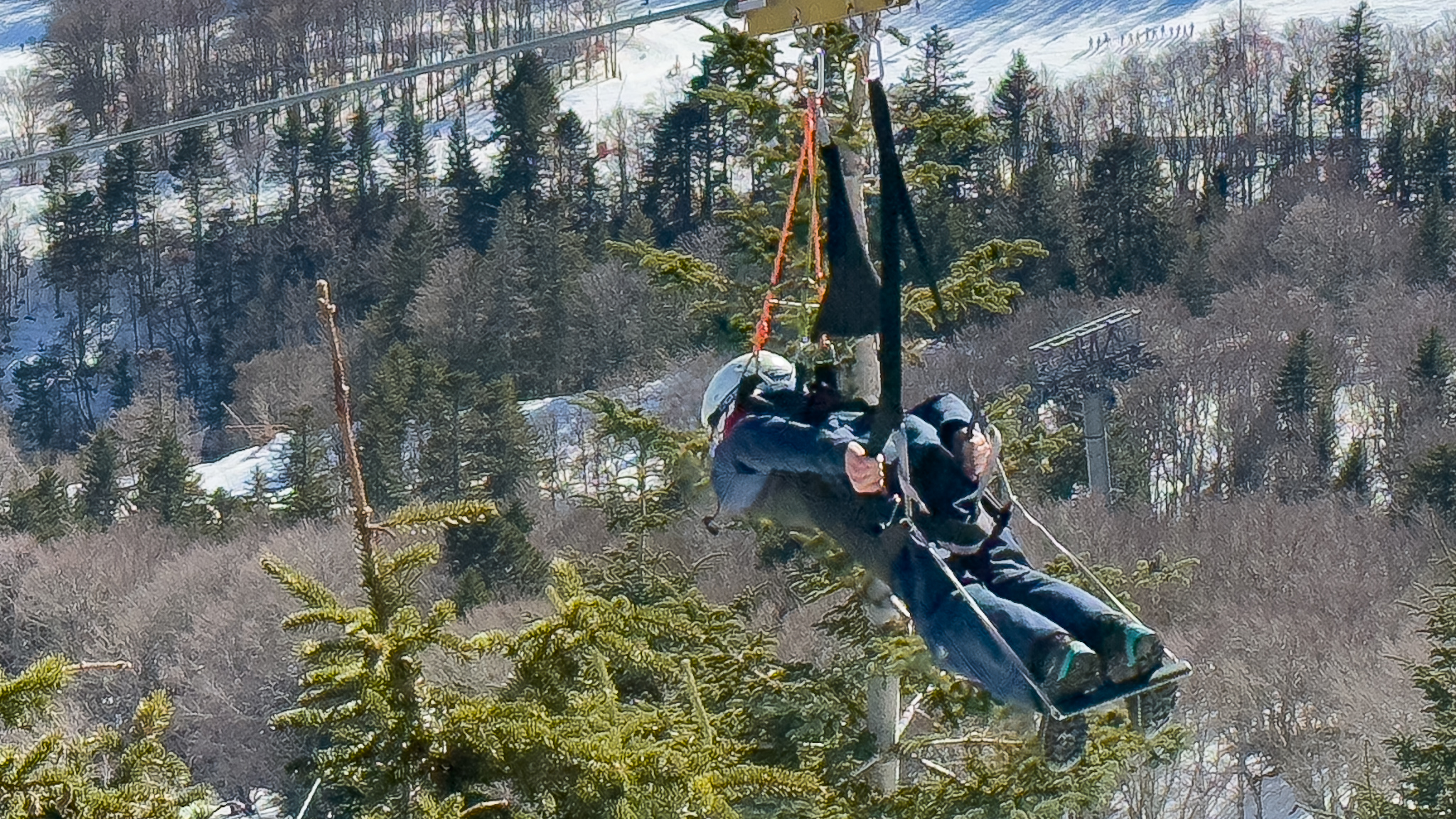 Tyrolienne Super Besse, au dessus des pistes