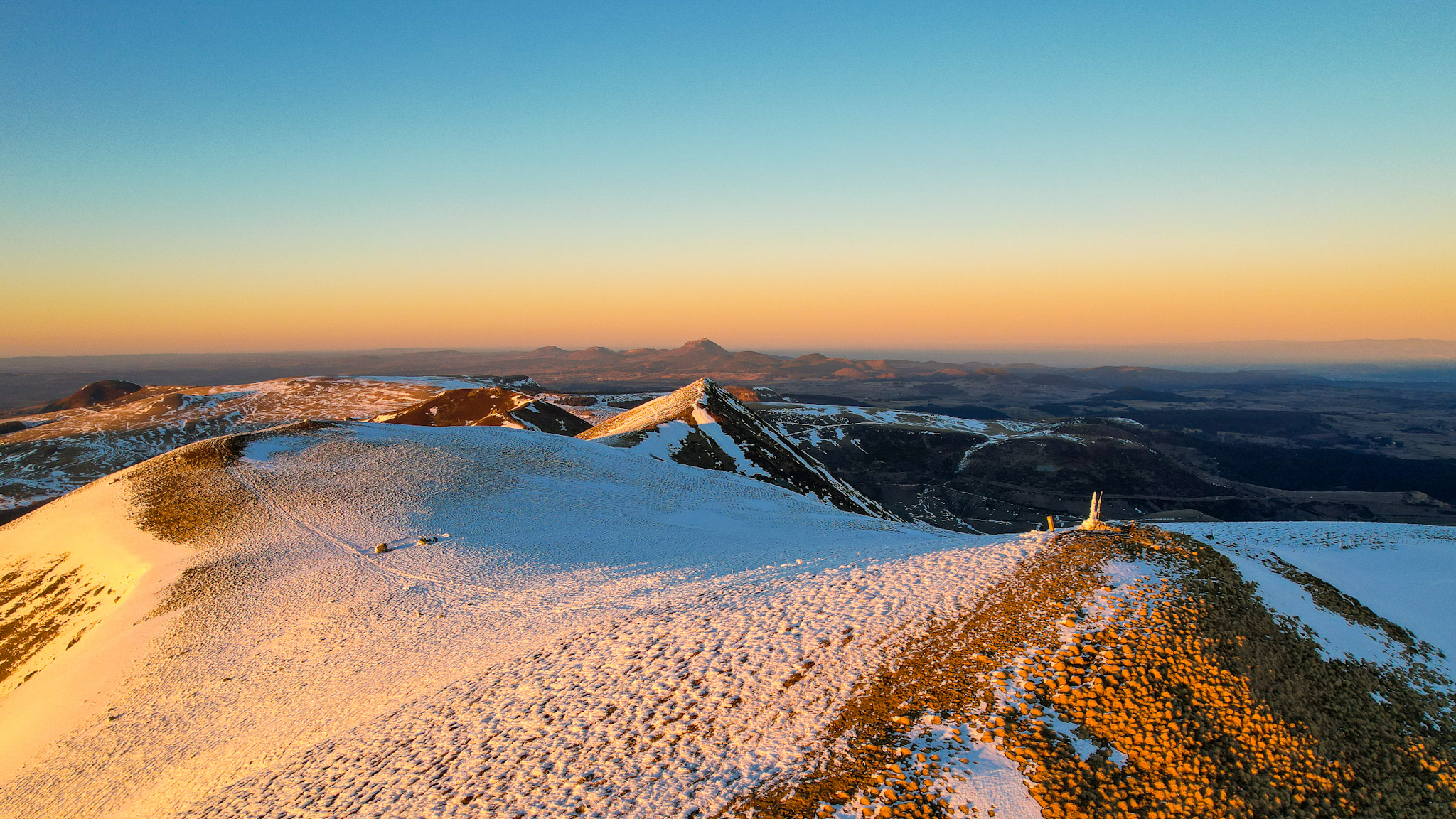 Au Sommet du Puy de l'Angle, belle vue sur le Puy de Dôme