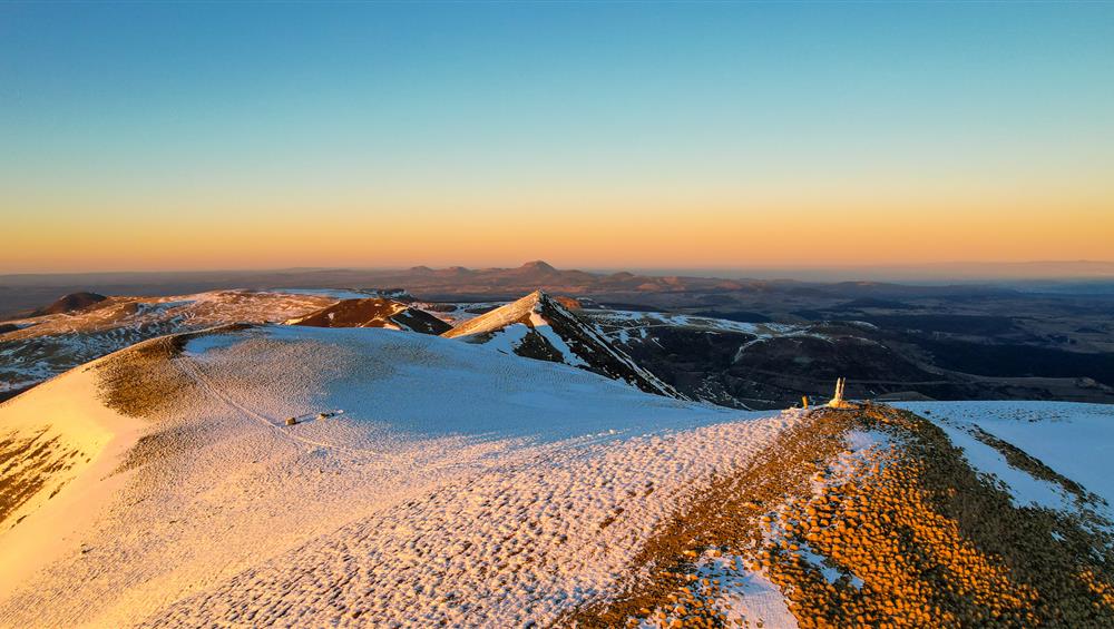 Au Sommet du Puy de l'Angle, belle vue sur le Puy de Dôme